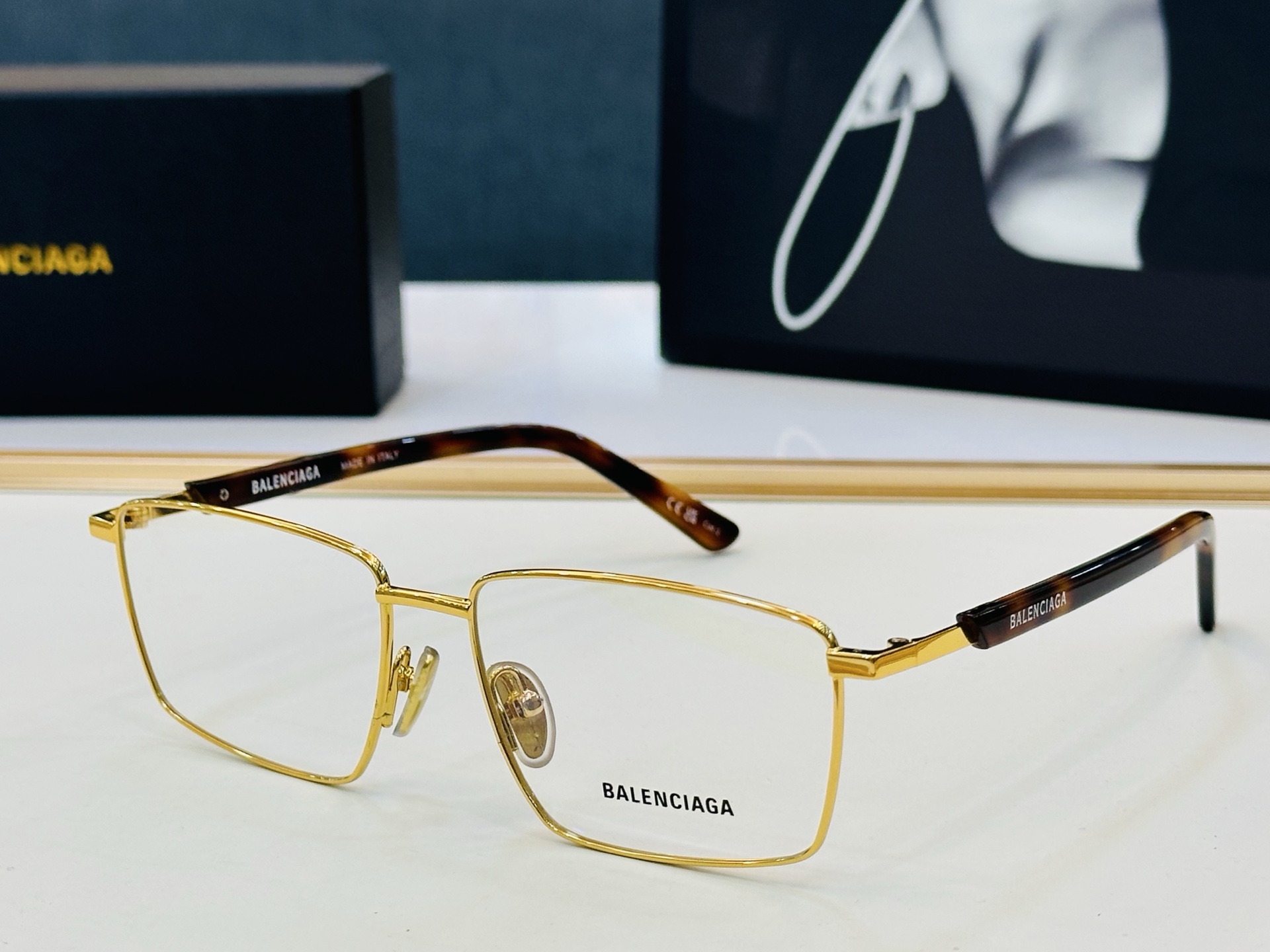 BALENCIAGA巴黎世家 最新 版型很特别的设计 BB0247S Size: 59口16-145 B