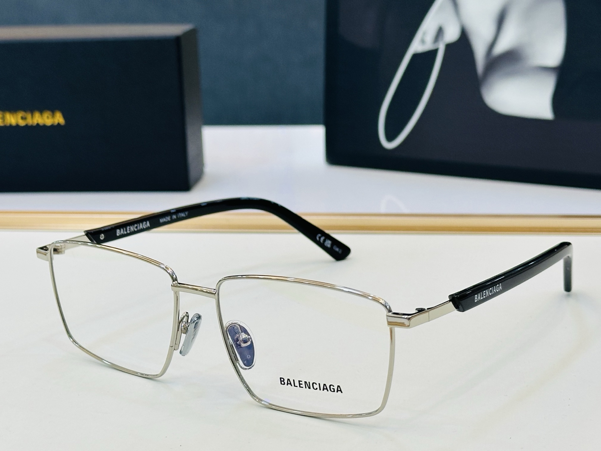 BALENCIAGA巴黎世家 最新 版型很特别的设计 BB0247S Size: 59口16-145 B