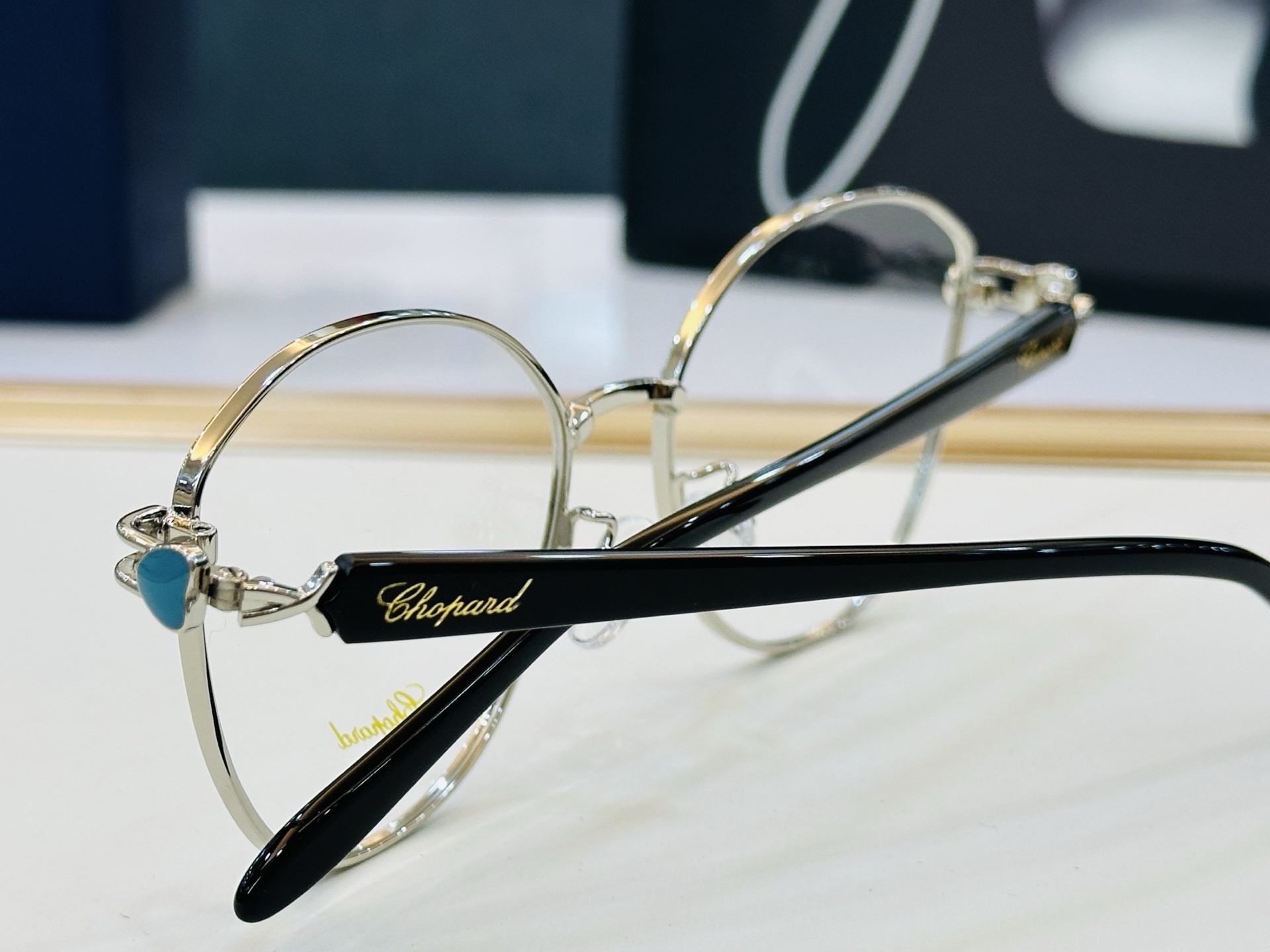 原版 ChoPard肖邦 MODEL: VCHL37J Size：53口17-145 以现代时尚的设计风格 Z配光架 