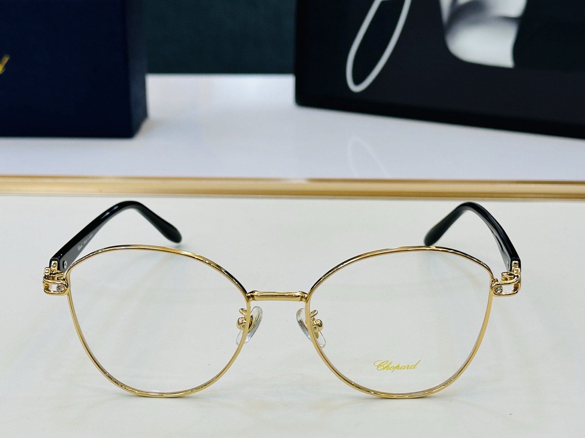 原版 ChoPard肖邦 MODEL: VCHL37J Size：53口17-145 以现代时尚的设计风格 Z配光架 