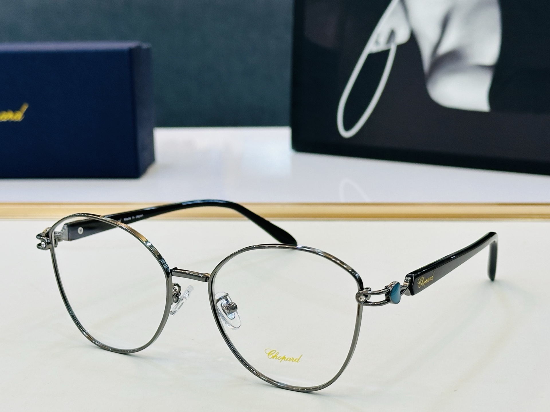 NO:825684,Original Chopard MODEL: VCHL37J Size 53 mouth 17-145 with modern and fashionable design style Z light distribution frame glasses, sunglasses, sunglasses, glasses, chopard19860909原版 Chopard肖邦 MODEL: VCHL37J Size53口17-145 以现代时尚的设计风格 Z配光架 眼镜墨镜太阳镜,眼镜,chopard,glasses