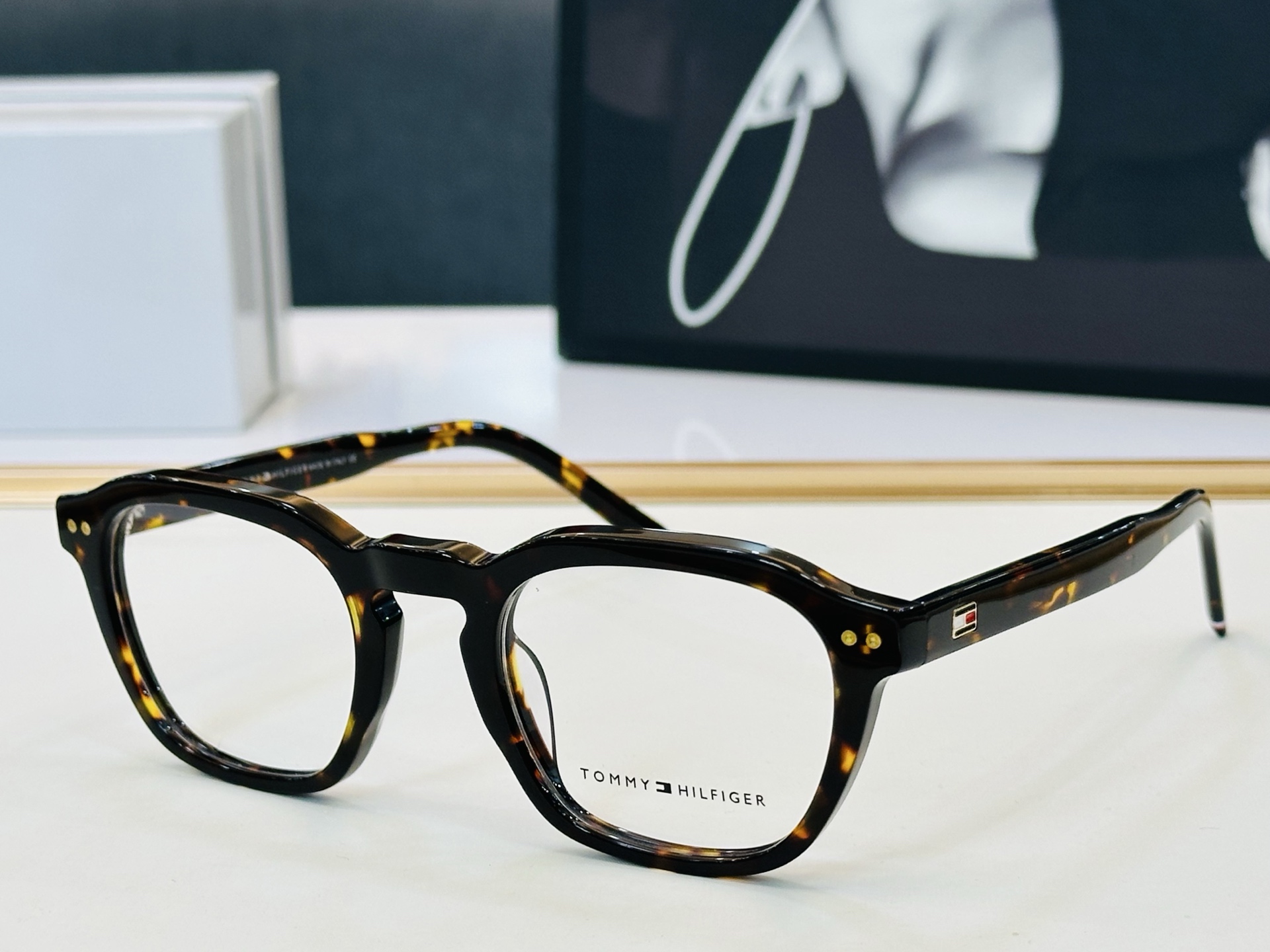 官网同步发售TOMMY HILFIGER 板材框 TH2185  SIZE：51口22-145 H简单大气 配光镜 
