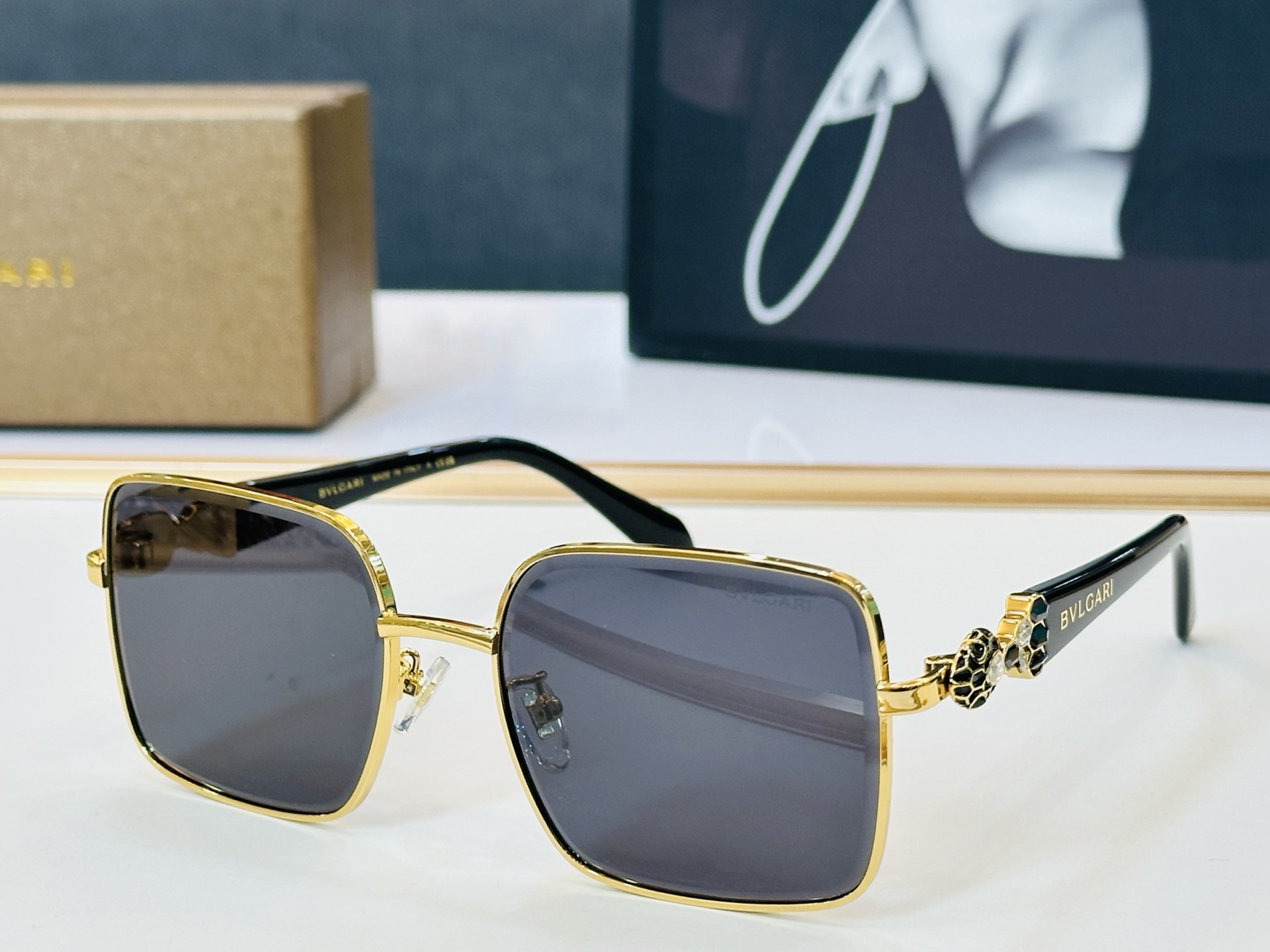 NO:825752,The model is also sold on the official website. BV1810LU Size 56 mouth 18-146. Definitely buy it. The quality is perfect. b. Essential for going out. Glasses, sunglasses, sunglasses, glasses, bottega veneta19860909款 官网同售 宝格家 BV1810LU Size 56口18-146 绝对要买品质非常完美 b出街必备 眼镜墨镜太阳镜,眼镜,bottega veneta,glasses