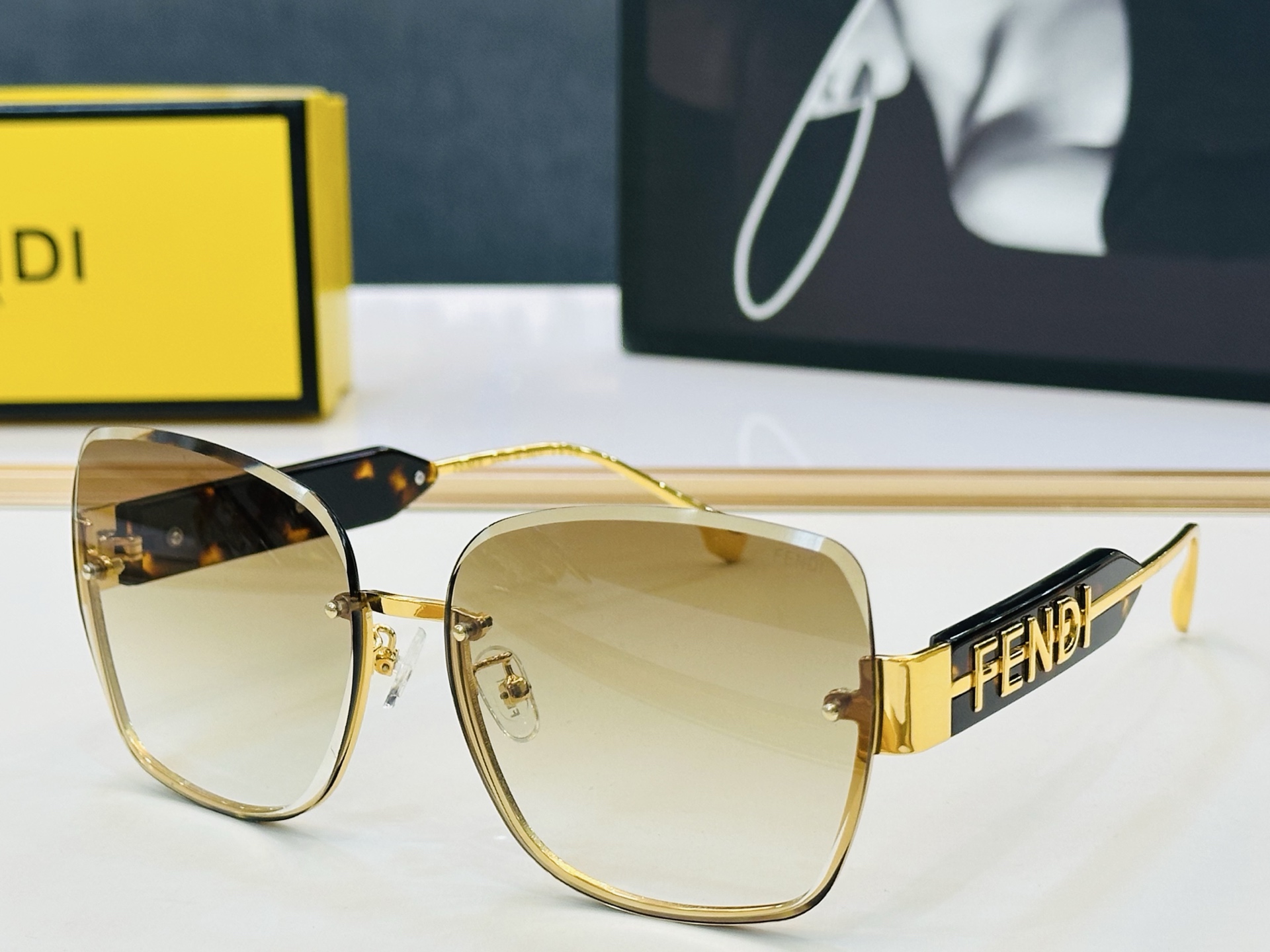 官网款 FenD* 芬家 原单时尚拉风太阳镜 FE40153 Size：62口16-145  最好搭配 