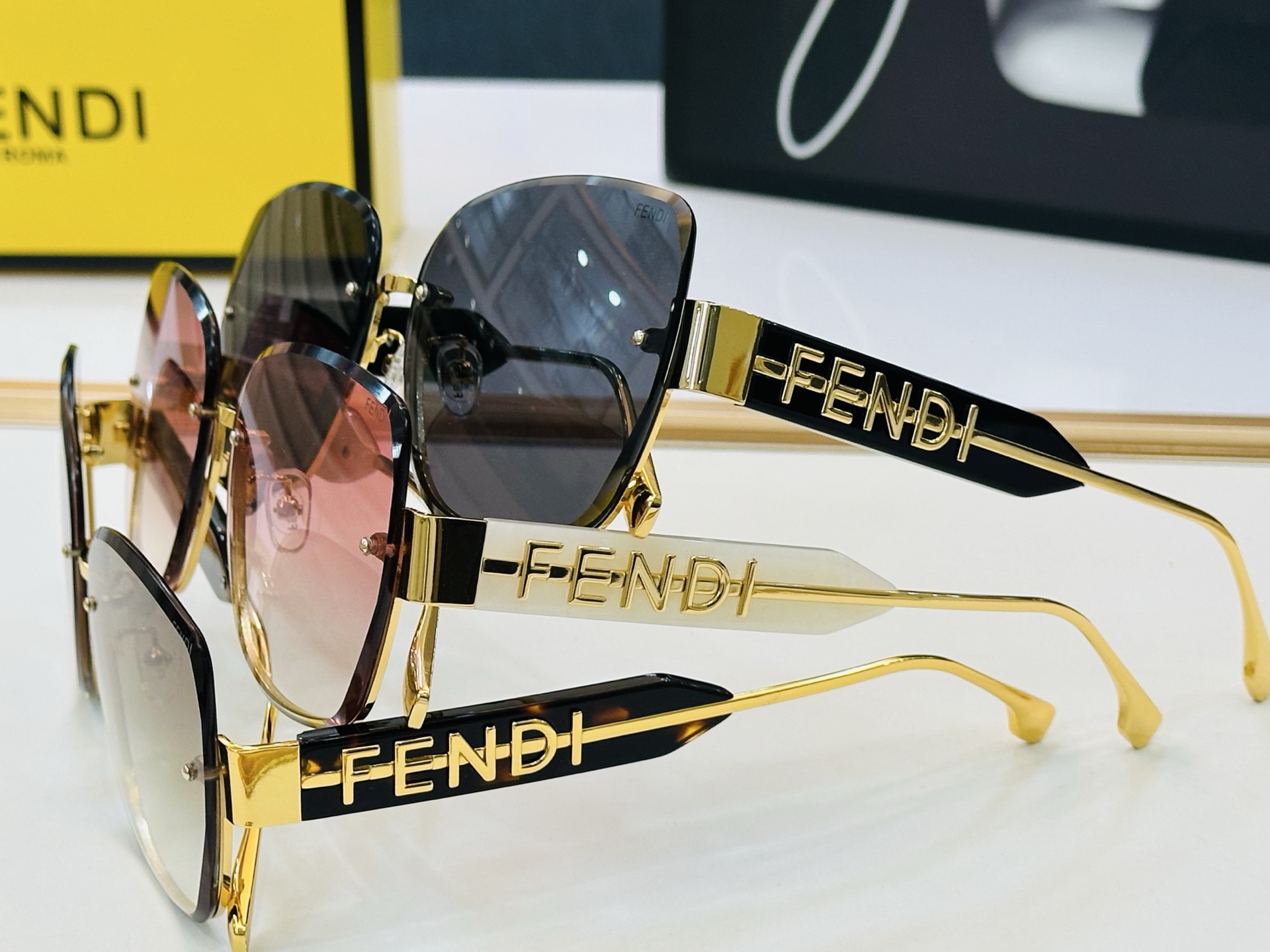 官网款 FenD* 芬家 原单时尚拉风太阳镜 FE40153 Size：62口16-145  最好搭配 