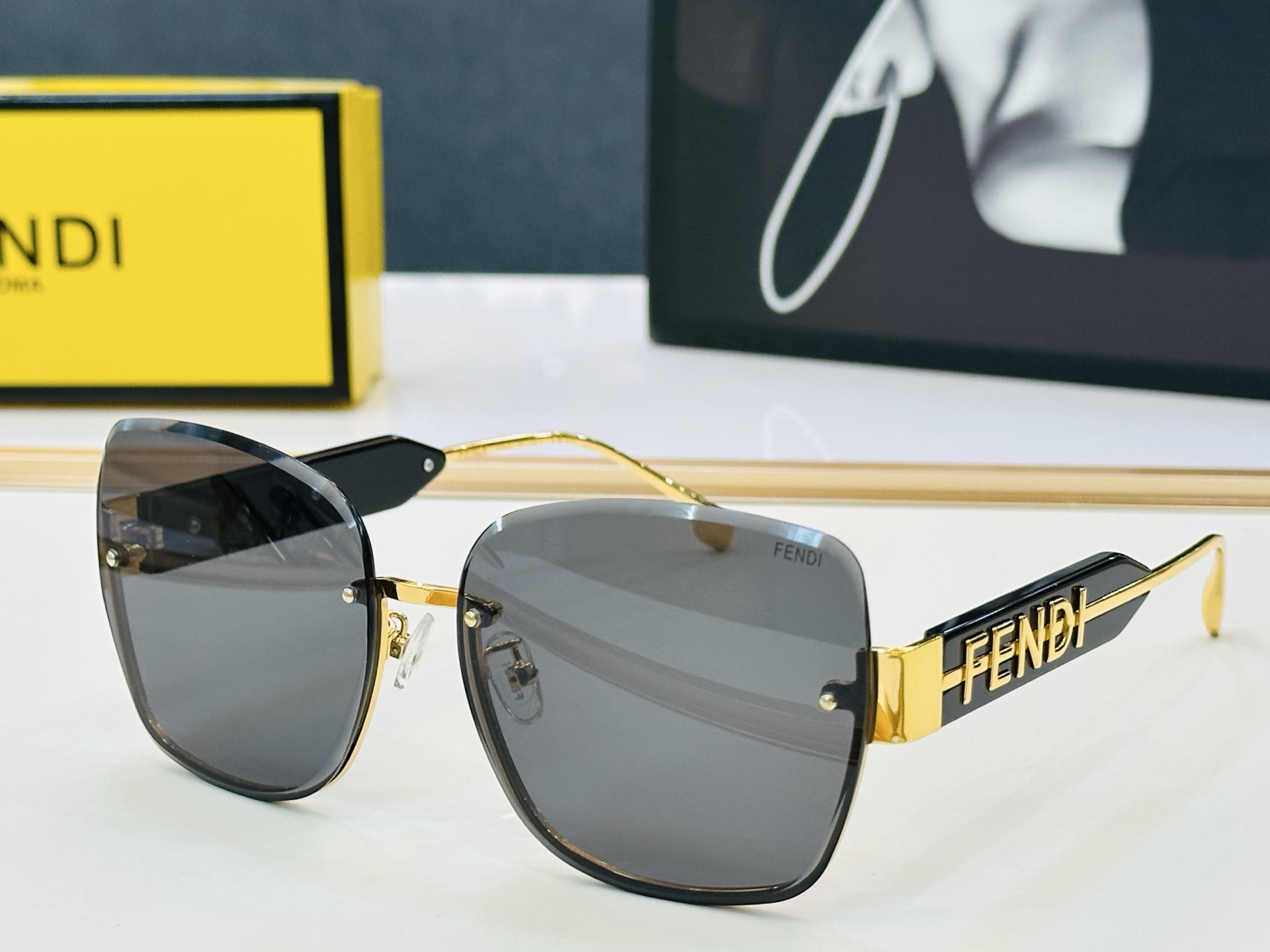 NO:825781,Official website model FenD* Fenjia original fashionable style sunglasses FE40153 Size 62 mouth 16-145 best matched with G glasses sunglasses sunglasses, glasses, fendi, fendi19860909官网款 FenD* 芬家 原单时尚拉风太阳镜 FE40153 Size62口16-145 最好搭配 G 眼镜墨镜太阳镜,眼镜,fendi,fendi,glasses