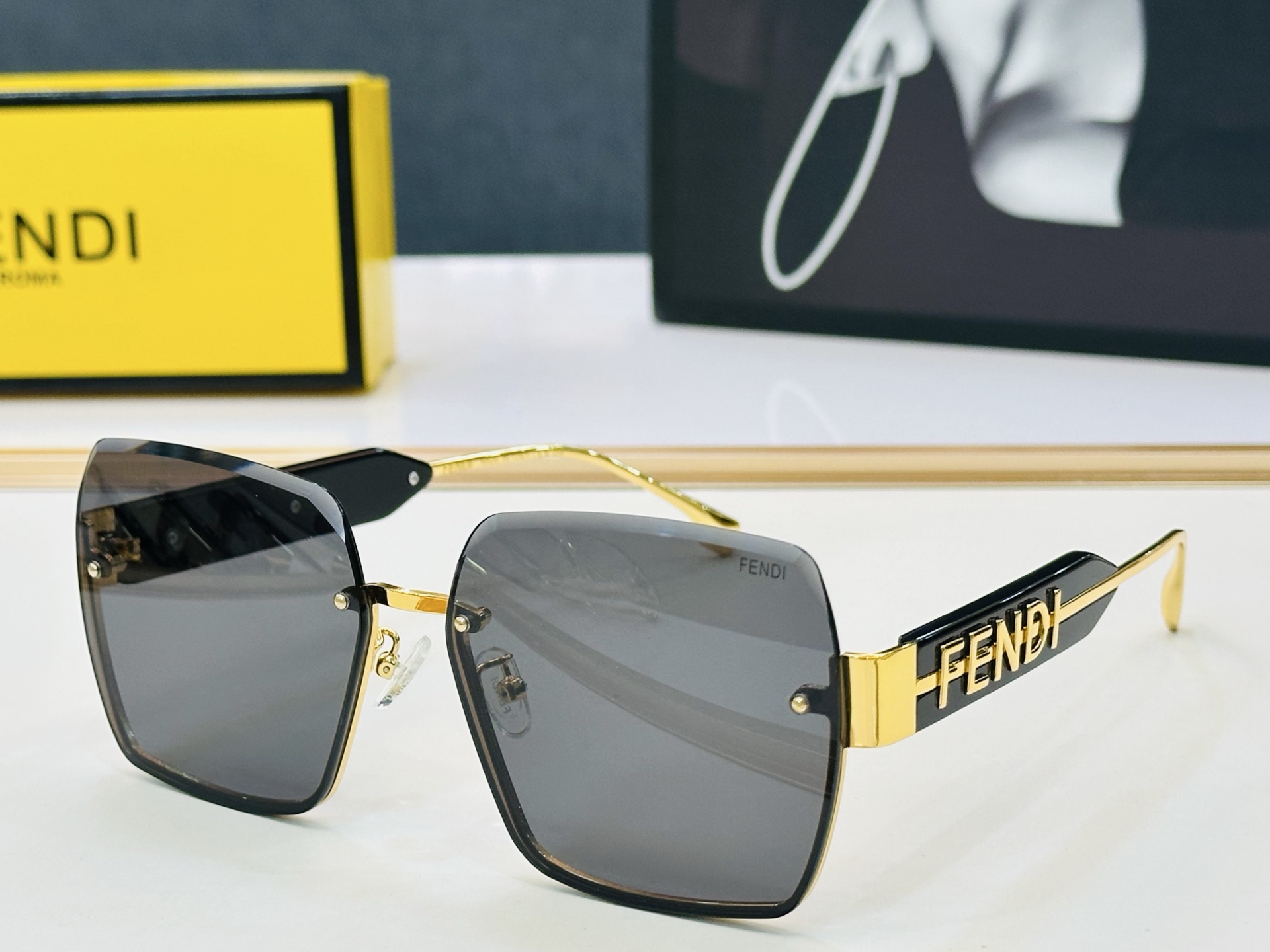 NO:825790,Official website FenD* Fenjia original fashionable style sunglasses FE40154 Size 62 mouth 16-145 best matched with G glasses sunglasses sunglasses, glasses, fendi, fendi19860909官网款 FenD* 芬家 原单时尚拉风太阳镜 FE40154 Size62口16-145 最好搭配 G 眼镜墨镜太阳镜,眼镜,fendi,fendi,glasses