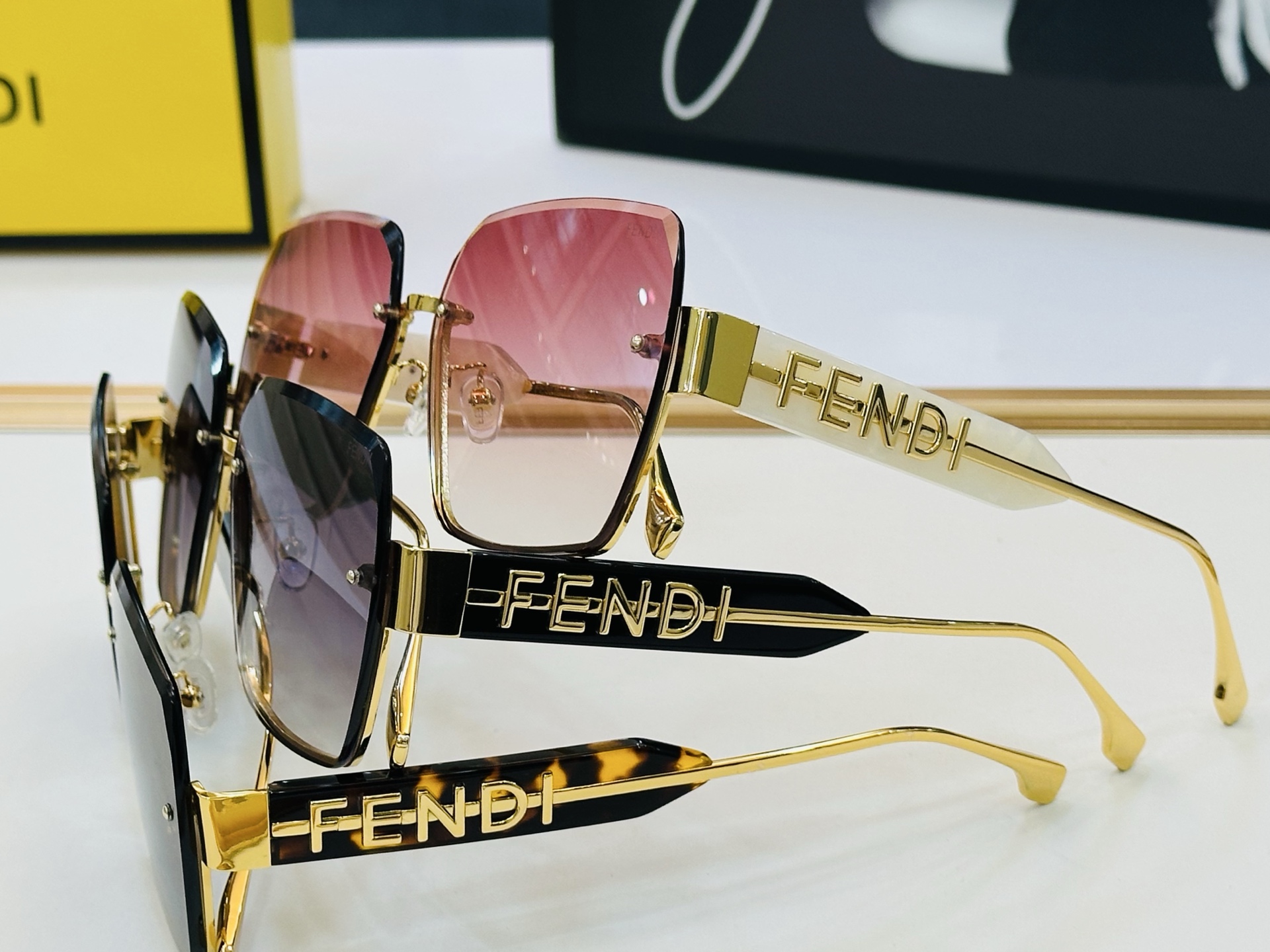 官网款 FenD* 芬家 原单时尚拉风太阳镜 FE40154  Size：62口16-145  最好搭配
