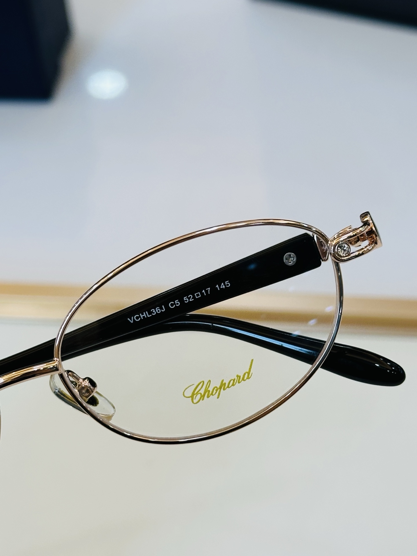 原版 ChoPard肖邦 MODEL: VCHL36J Size：52口17-145 以现代时尚的设计风