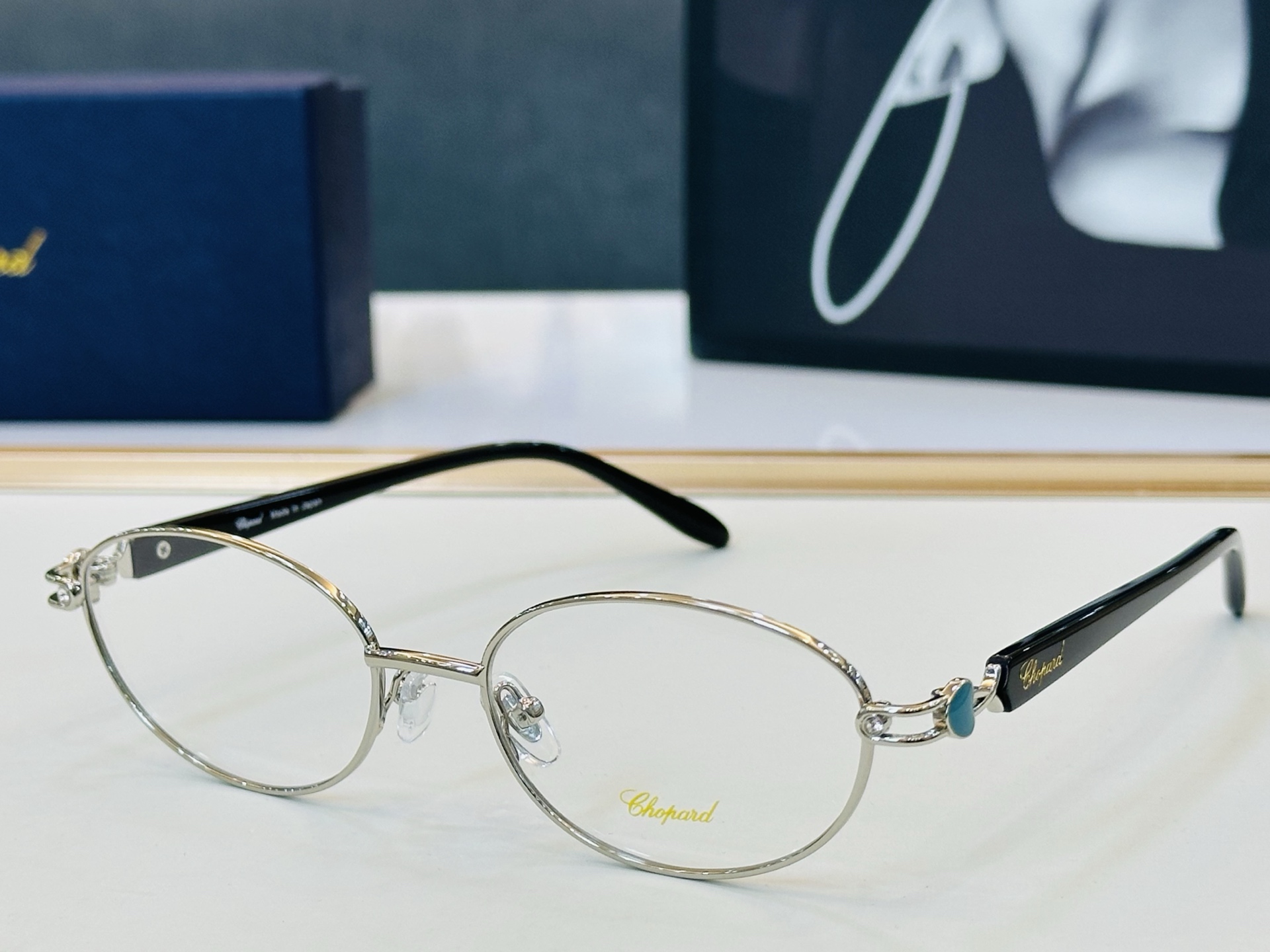 NO:825841,Original Chopard MODEL: VCHL36J Size 52 mouth 17-145 with modern and fashionable design style Z light distribution frame glasses sunglasses sunglasses, glasses, chopard19860909原版 Chopard肖邦 MODEL: VCHL36J Size52口17-145 以现代时尚的设计风格 Z配光架 眼镜墨镜太阳镜,眼镜,chopard,glasses
