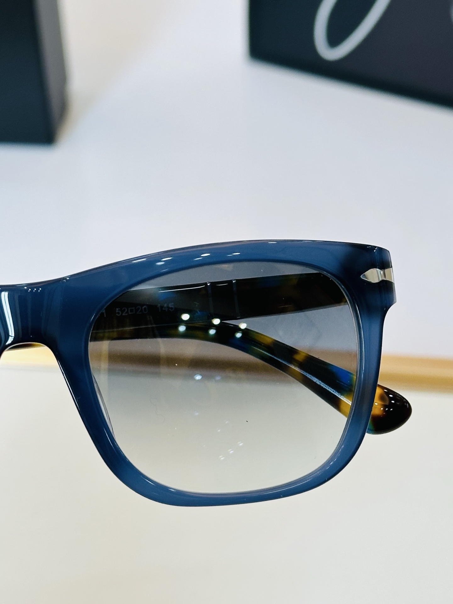 Persol❤️🔺MODEL：PO3269-S ❤️SIZE：52口20-145 板材框 L太阳镜