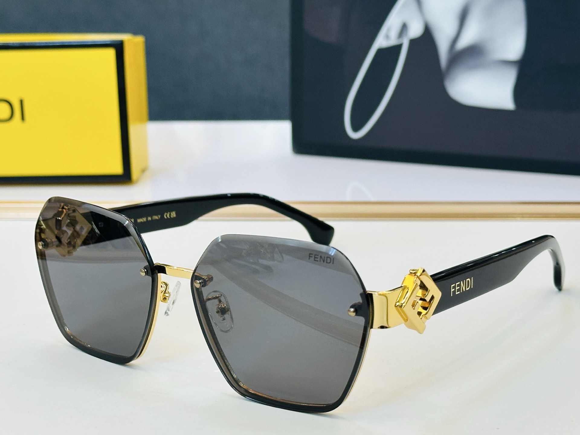 NO:825869,Official website model FenD* Fenjia original fashionable style sunglasses FE40152I Size 62 mouth 16- best matched with G glasses, sunglasses, sunglasses, glasses, fendi, fendi19860909官网款 FenD* 芬家 原单时尚拉风太阳镜 FE40152I Size62口16- 最好搭配 G 眼镜墨镜太阳镜,眼镜,fendi,fendi,glasses