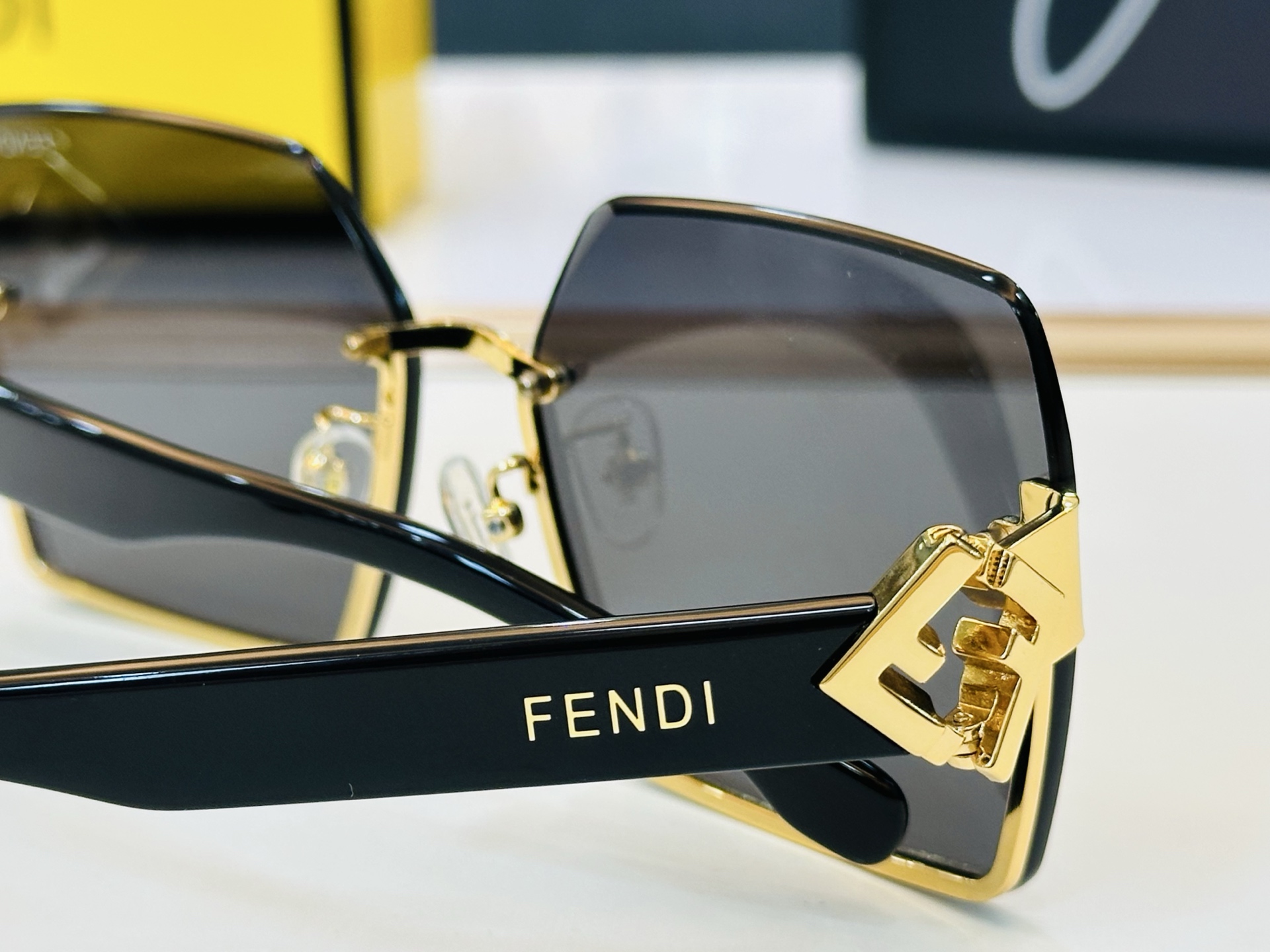 官网款 FenD* 芬家 原单时尚拉风太阳镜 FE40151I Size：62口16-140  最好搭配