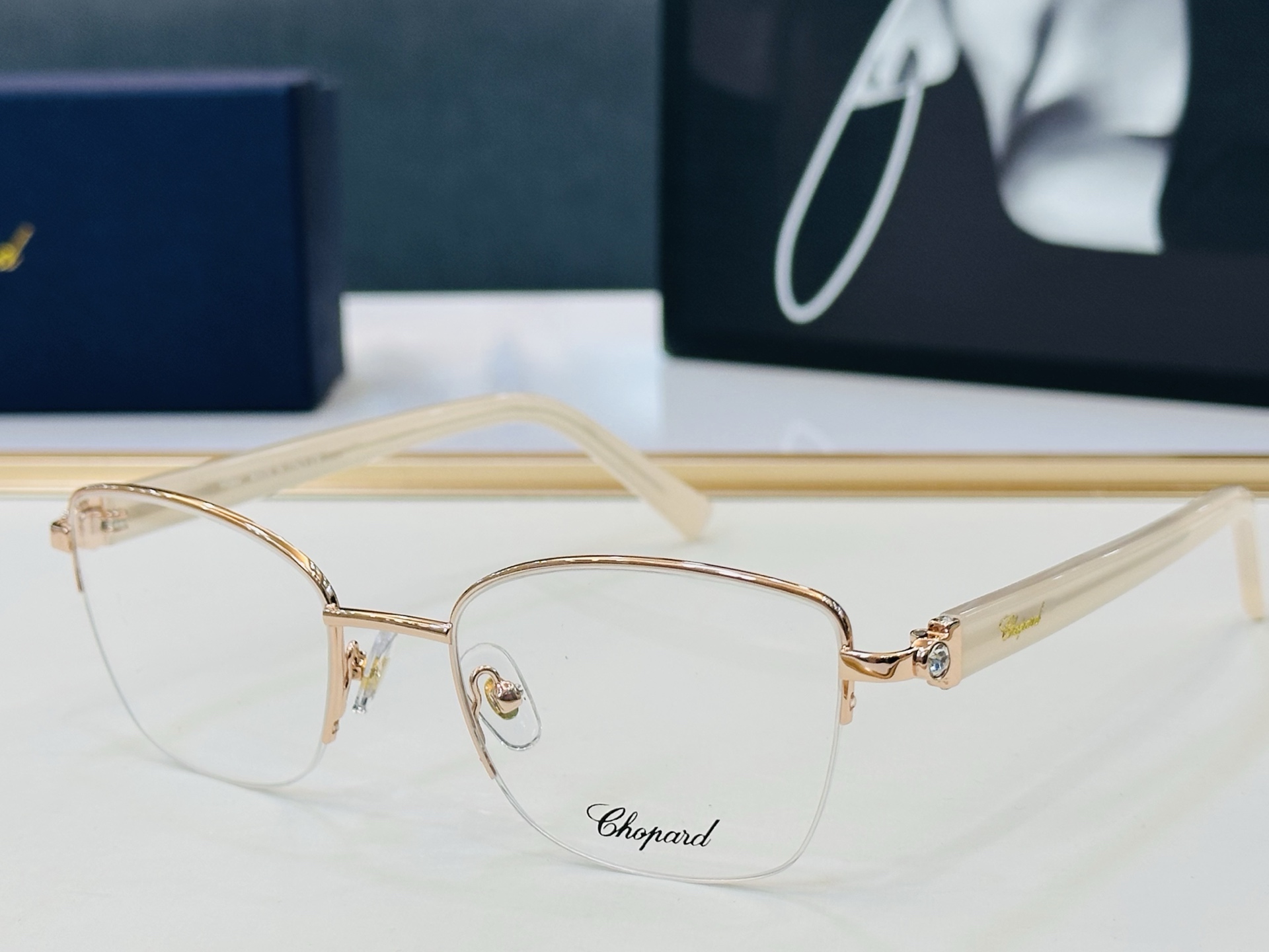 原版 ChoPard肖邦 MODEL: VCHL76J Size：52口19-140 以现代时尚的设计风
