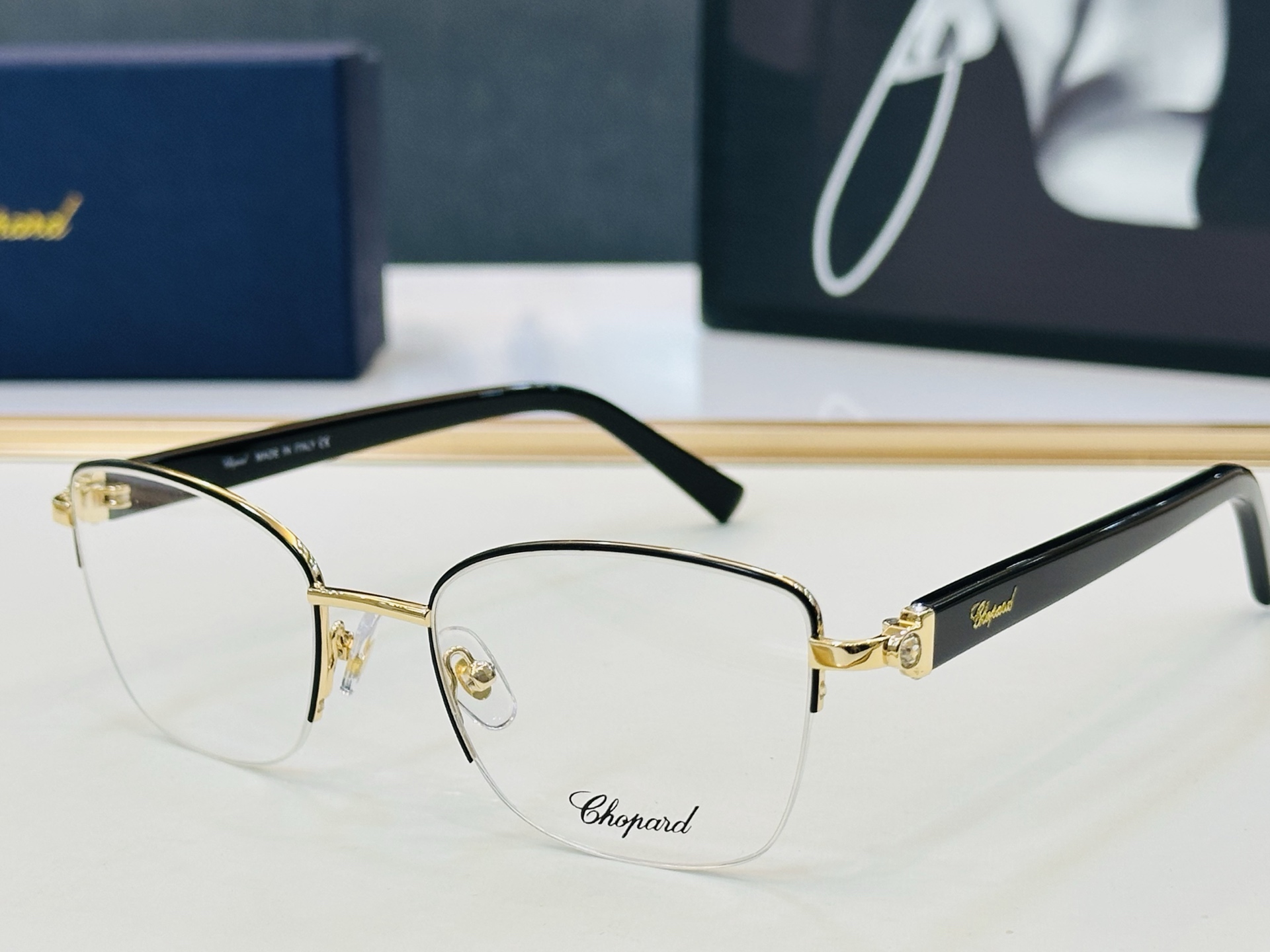 原版 ChoPard肖邦 MODEL: VCHL76J Size：52口19-140 以现代时尚的设计风