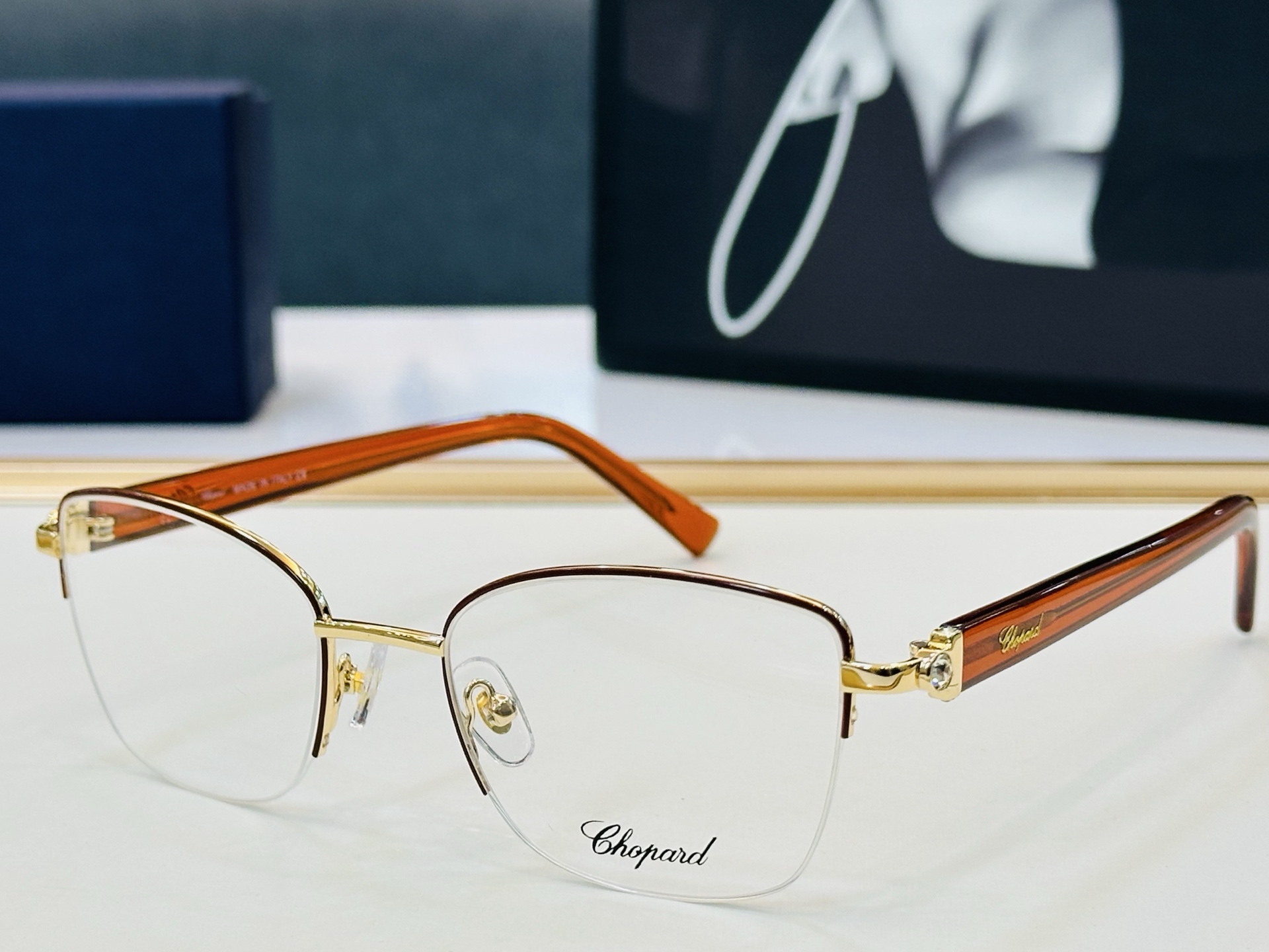原版 ChoPard肖邦 MODEL: VCHL76J Size：52口19-140 以现代时尚的设计风