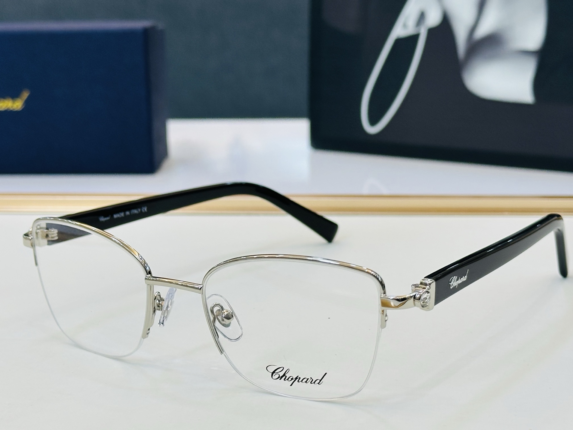 原版 ChoPard肖邦 MODEL: VCHL76J Size：52口19-140 以现代时尚的设计风