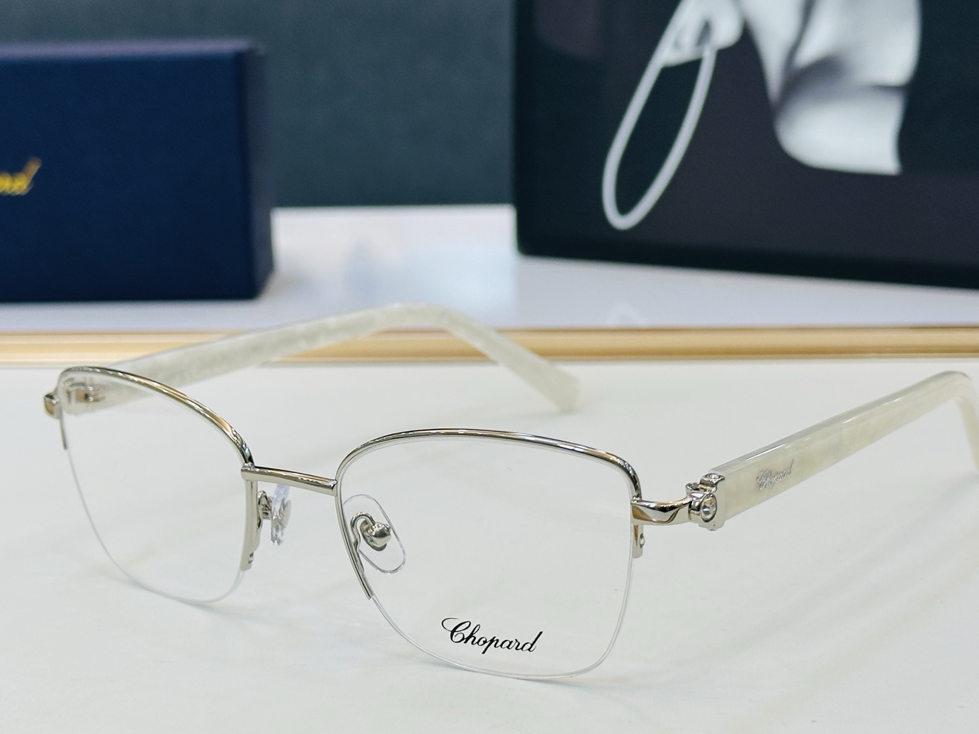 原版 ChoPard肖邦 MODEL: VCHL76J Size：52口19-140 以现代时尚的设计风
