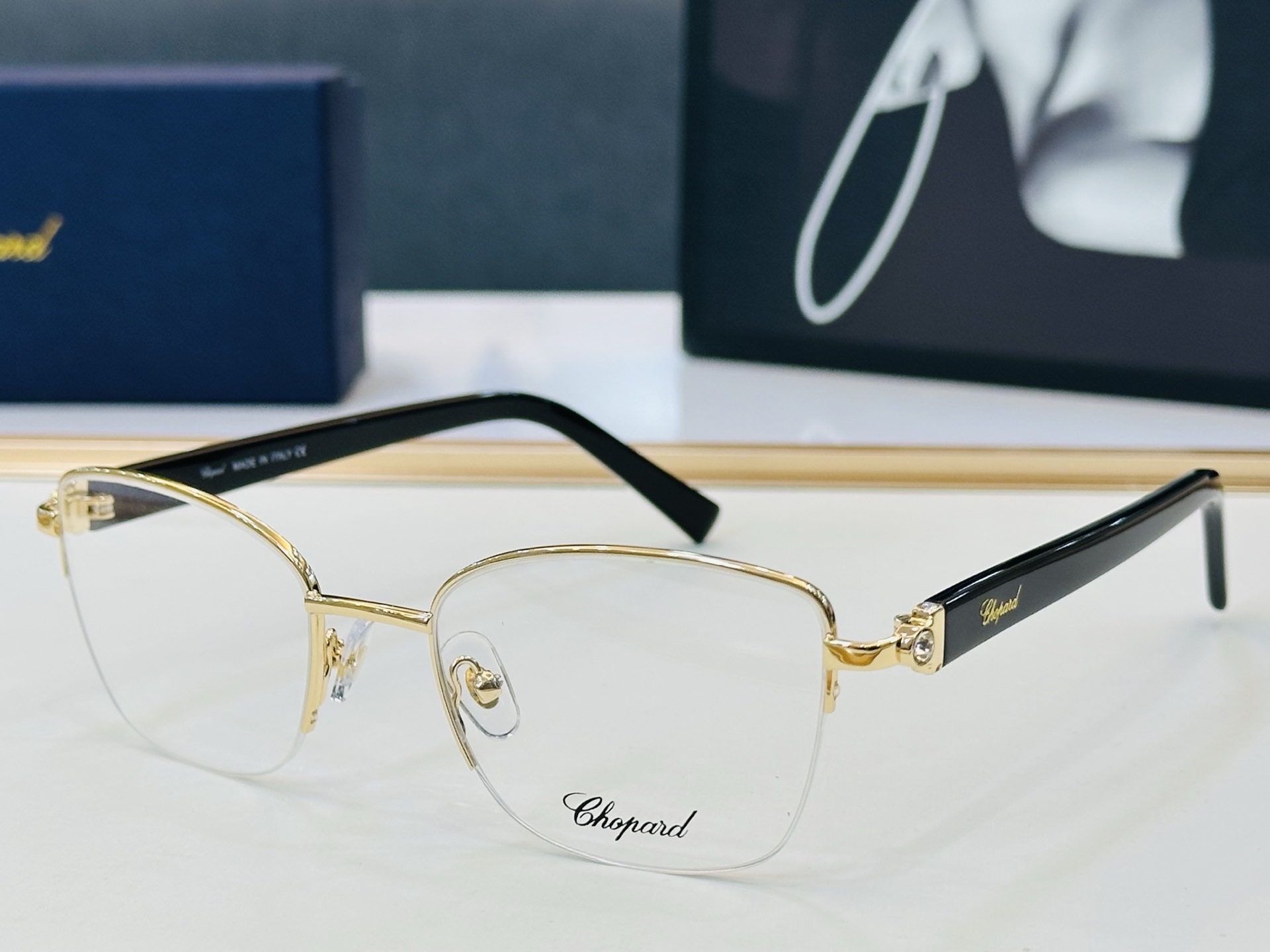 原版 ChoPard肖邦 MODEL: VCHL76J Size：52口19-140 以现代时尚的设计风