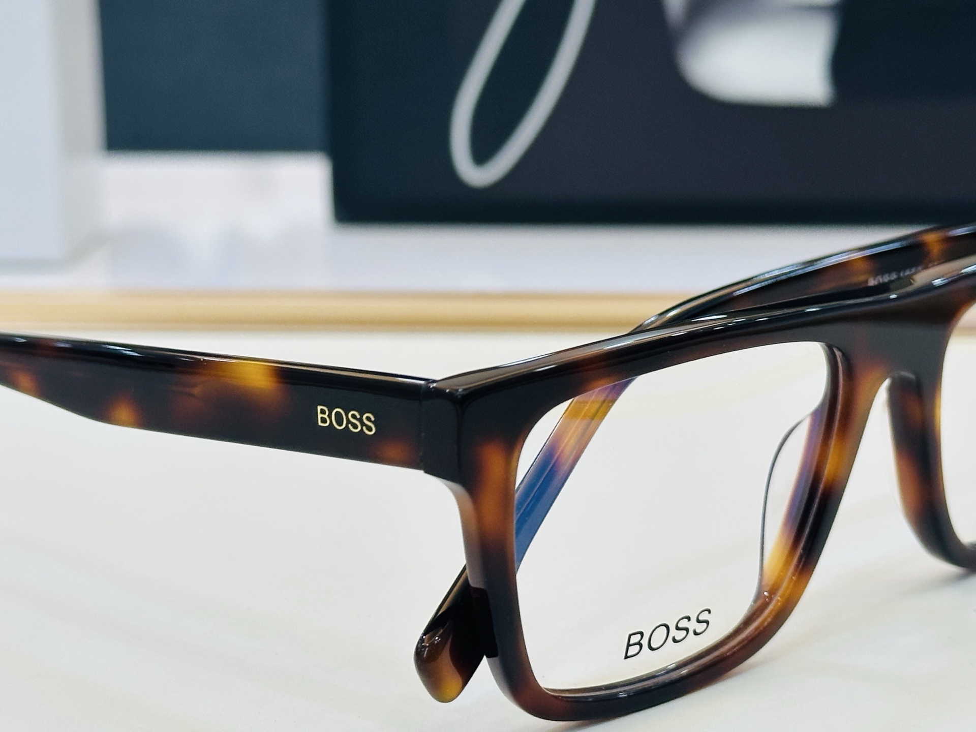 🆕 BOSS 1652 Size：54口18-145   🕶🕶💋💋👣👣  不挑脸 🍁经典不过时框型 L品