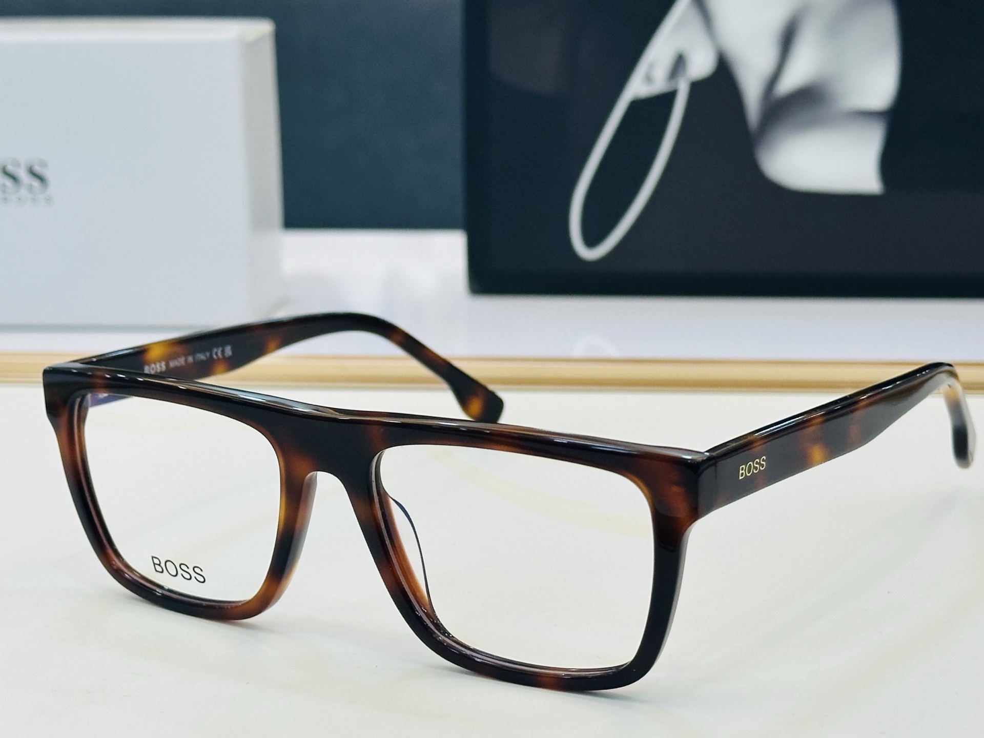 🆕 BOSS 1652 Size：54口18-145   🕶🕶💋💋👣👣  不挑脸 🍁经典不过时框型 L品