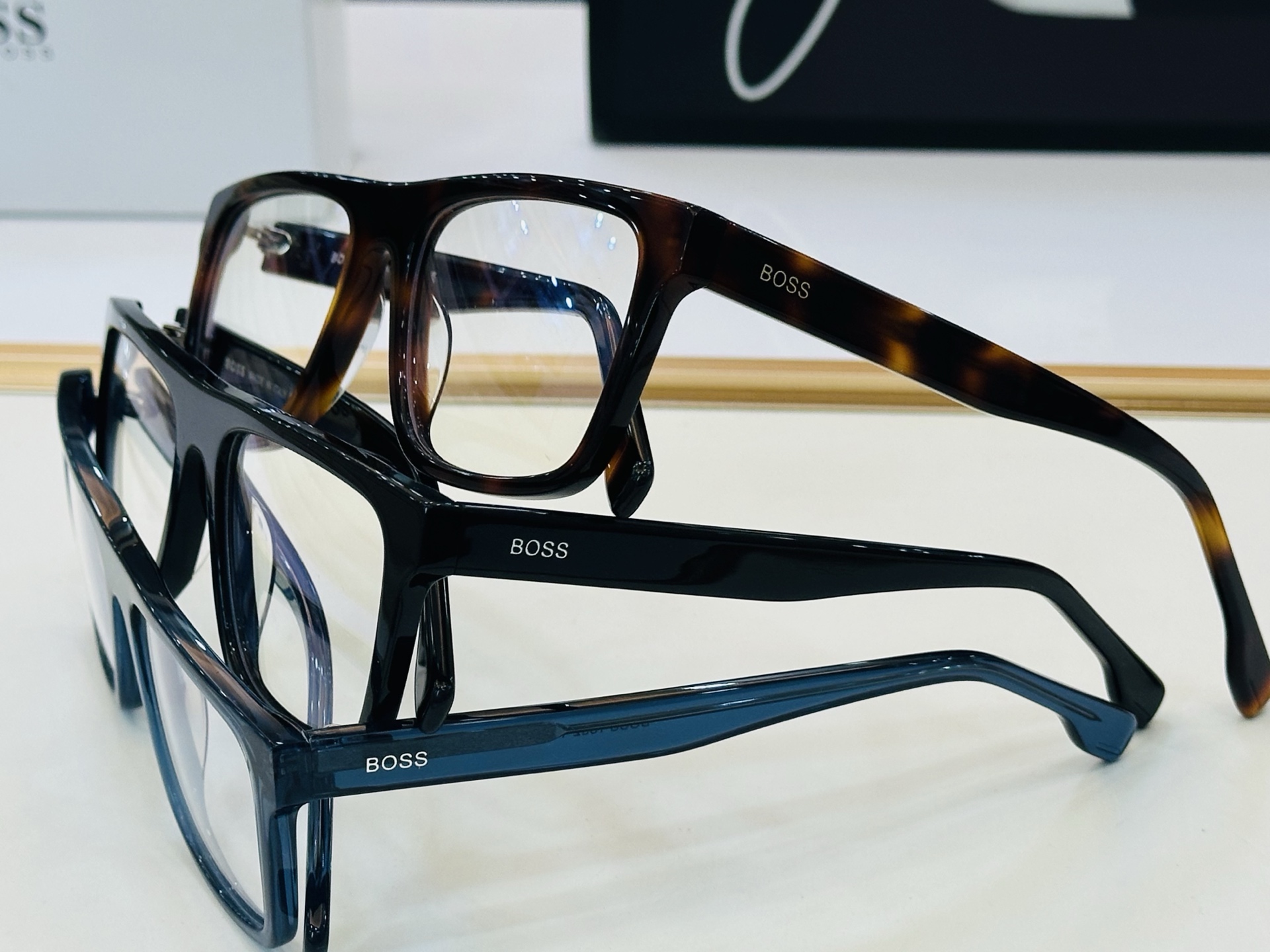 🆕 BOSS 1652 Size：54口18-145   🕶🕶💋💋👣👣  不挑脸 🍁经典不过时框型 L品