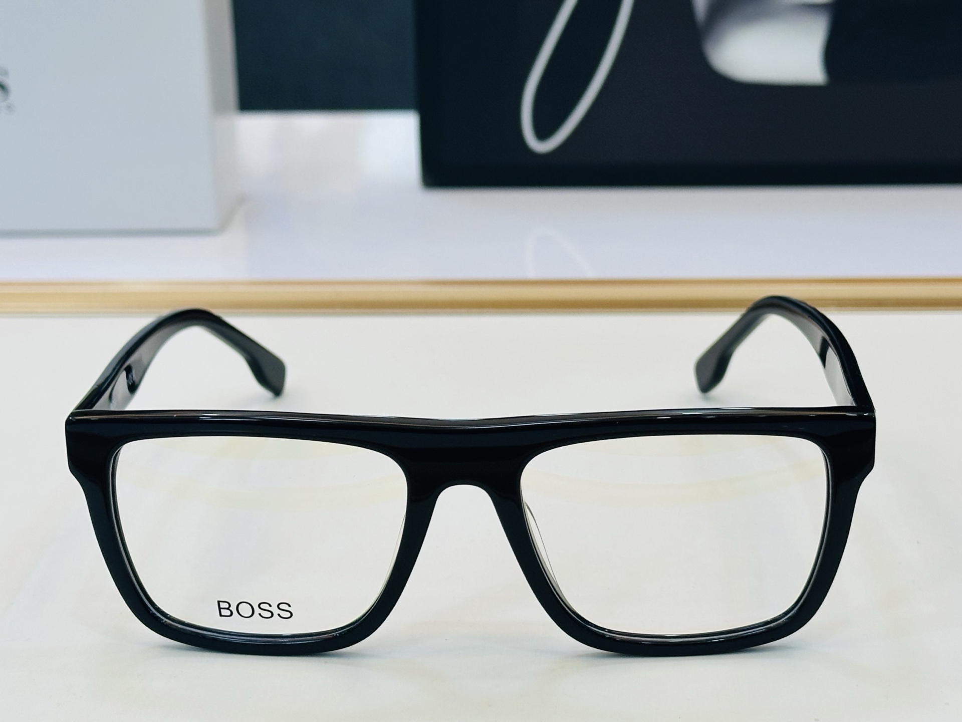 🆕 BOSS 1652 Size：54口18-145   🕶🕶💋💋👣👣  不挑脸 🍁经典不过时框型 L品