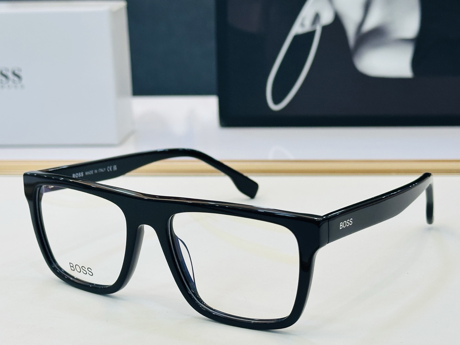 🆕 BOSS 1652 Size：54口18-145   🕶🕶💋💋👣👣  不挑脸 🍁经典不过时框型 L品