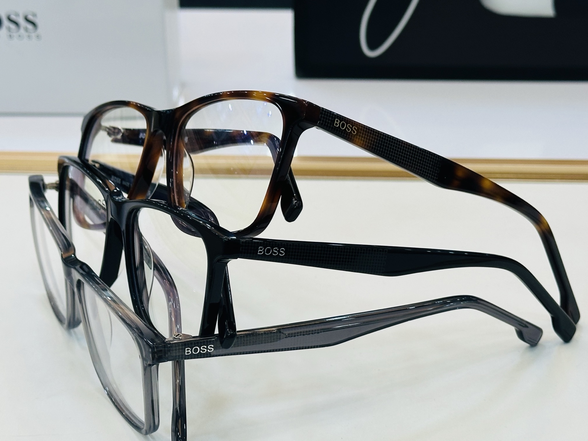 🆕 BOSS 1582 Size：56口16-145   🕶🕶💋💋👣👣  不挑脸 🍁经典不过时框型 L品