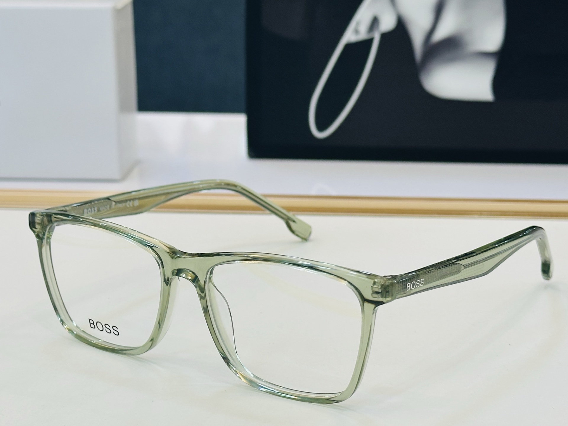 🆕 BOSS 1582 Size：56口16-145   🕶🕶💋💋👣👣  不挑脸 🍁经典不过时框型 L品