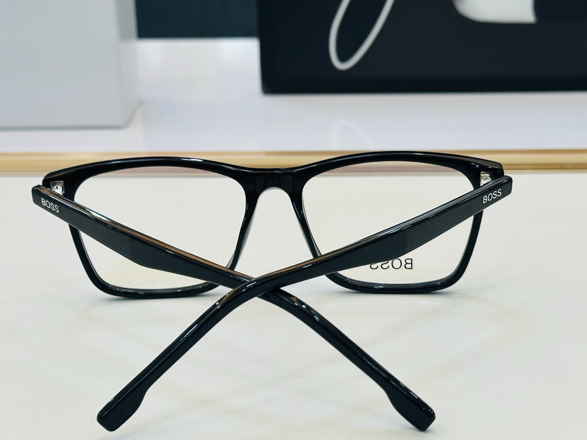 🆕 BOSS 1582 Size：56口16-145   🕶🕶💋💋👣👣  不挑脸 🍁经典不过时框型 L品