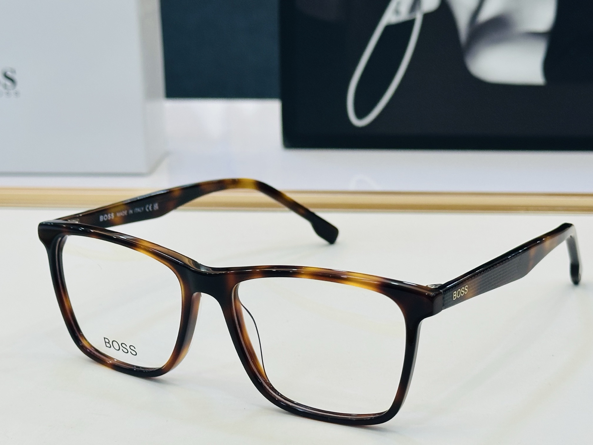 🆕 BOSS 1582 Size：56口16-145   🕶🕶💋💋👣👣  不挑脸 🍁经典不过时框型 L品