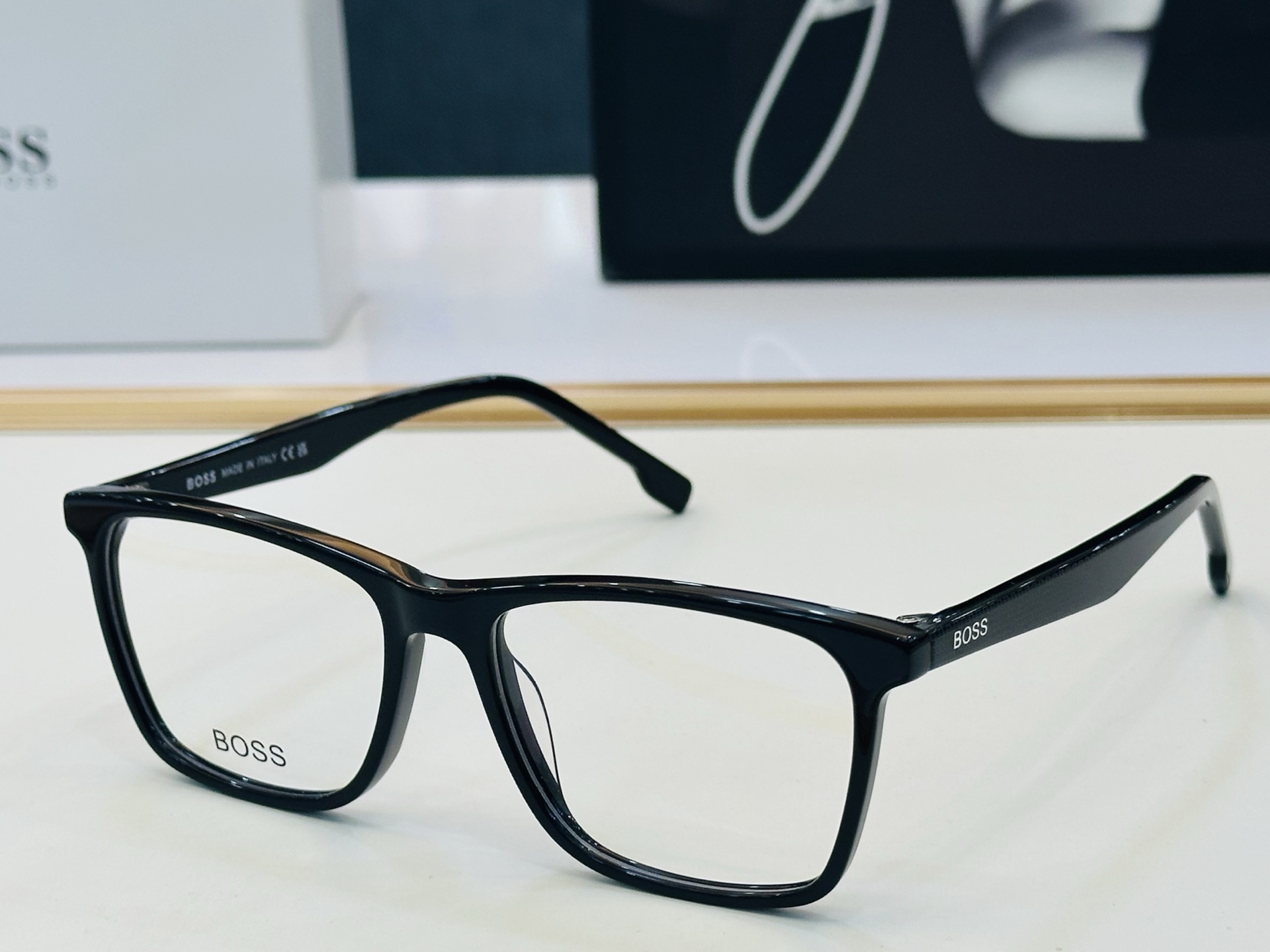 🆕 BOSS 1582 Size：56口16-145   🕶🕶💋💋👣👣  不挑脸 🍁经典不过时框型 L品