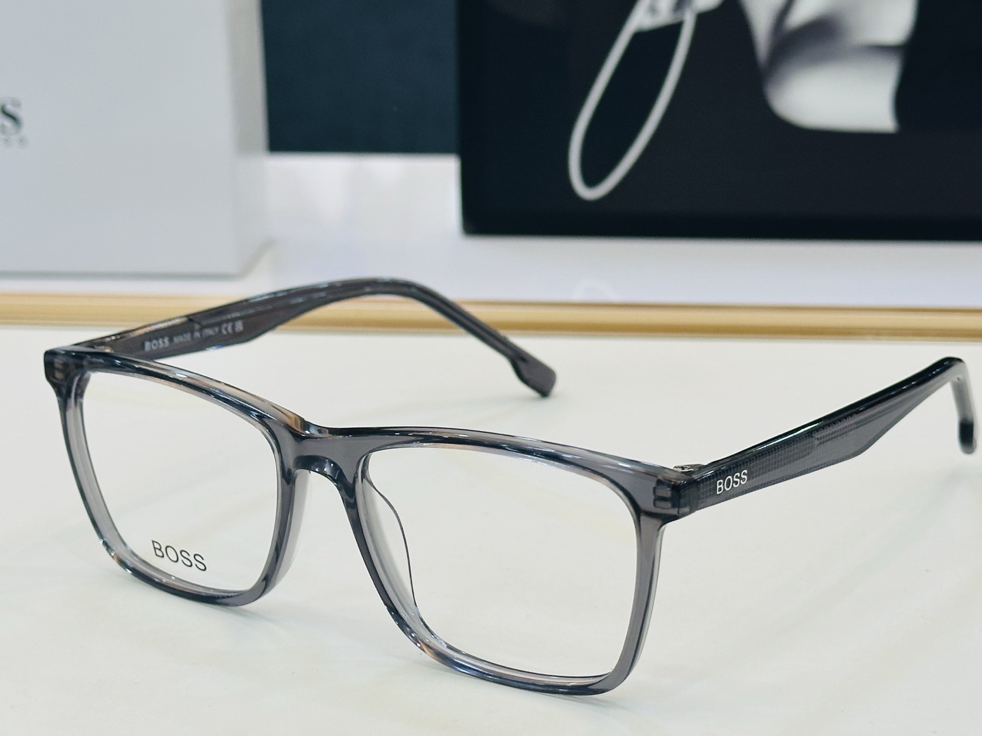 🆕 BOSS 1582 Size：56口16-145   🕶🕶💋💋👣👣  不挑脸 🍁经典不过时框型 L品