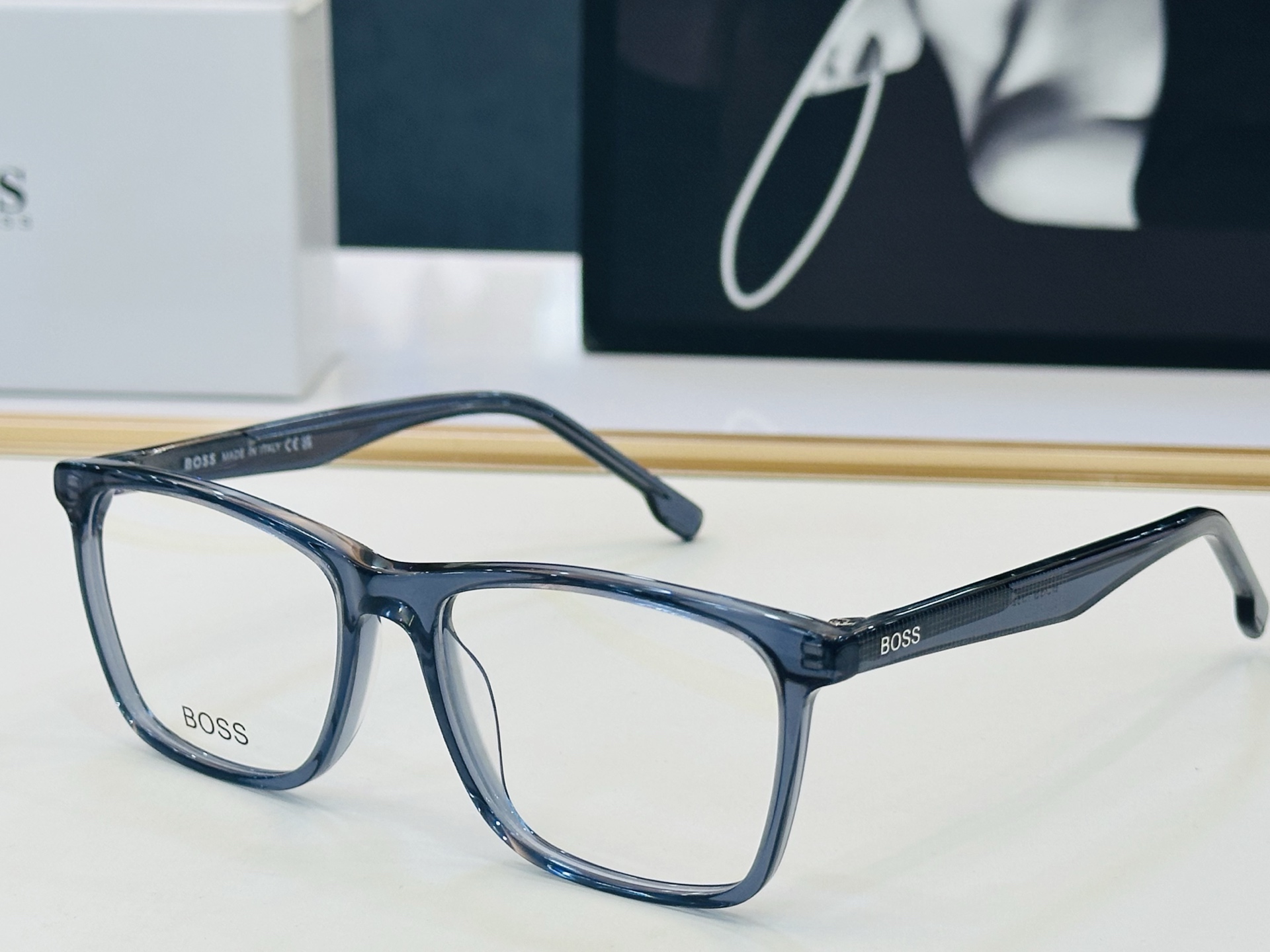 🆕 BOSS 1582 Size：56口16-145   🕶🕶💋💋👣👣  不挑脸 🍁经典不过时框型 L品