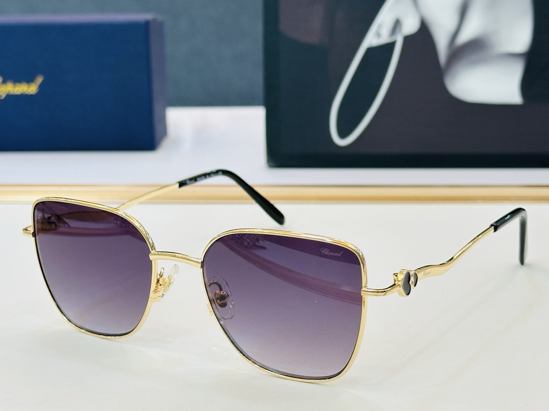 NO:827700,Original Chopard MODEL: VCHG35 Size 54 mouth 18-140 with modern and fashionable design style L high-end atmosphere glasses, sunglasses, sunglasses, glasses, chopard19860909原版 Chopard肖邦 MODEL: VCHG35 Size54口18-140 以现代时尚的设计风格 L高端大气 眼镜墨镜太阳镜,眼镜,chopard,glasses