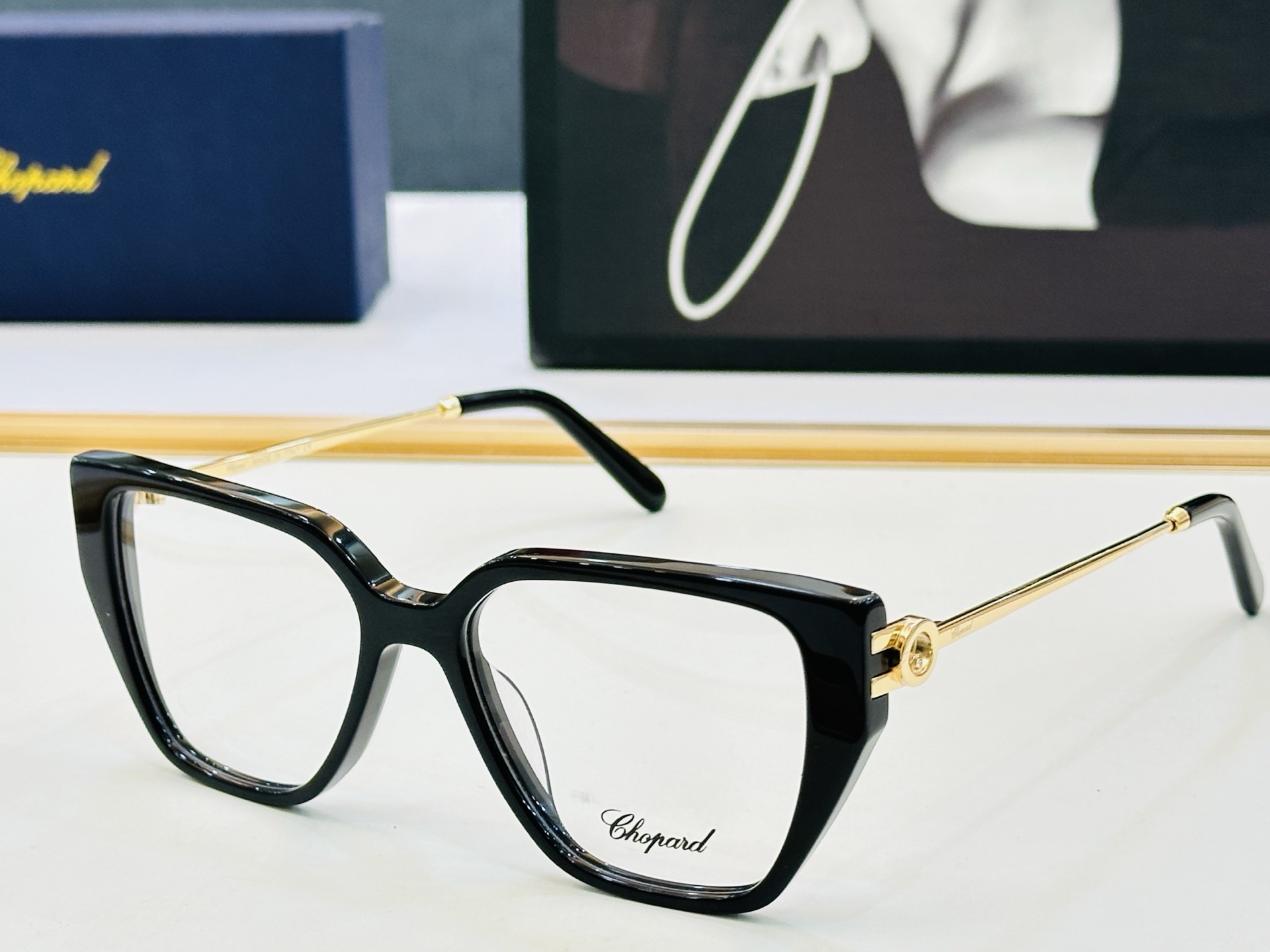 NO:864193,Original Chopard MODEL: VCH380S Size 54 mouth 17-145 with modern and fashionable design style Z light distribution frame glasses sunglasses sunglasses, glasses, chopard19860909原版 Chopard肖邦 MODEL: VCH380S Size54口17-145 以现代时尚的设计风格 Z配光架 眼镜墨镜太阳镜,眼镜,chopard,glasses