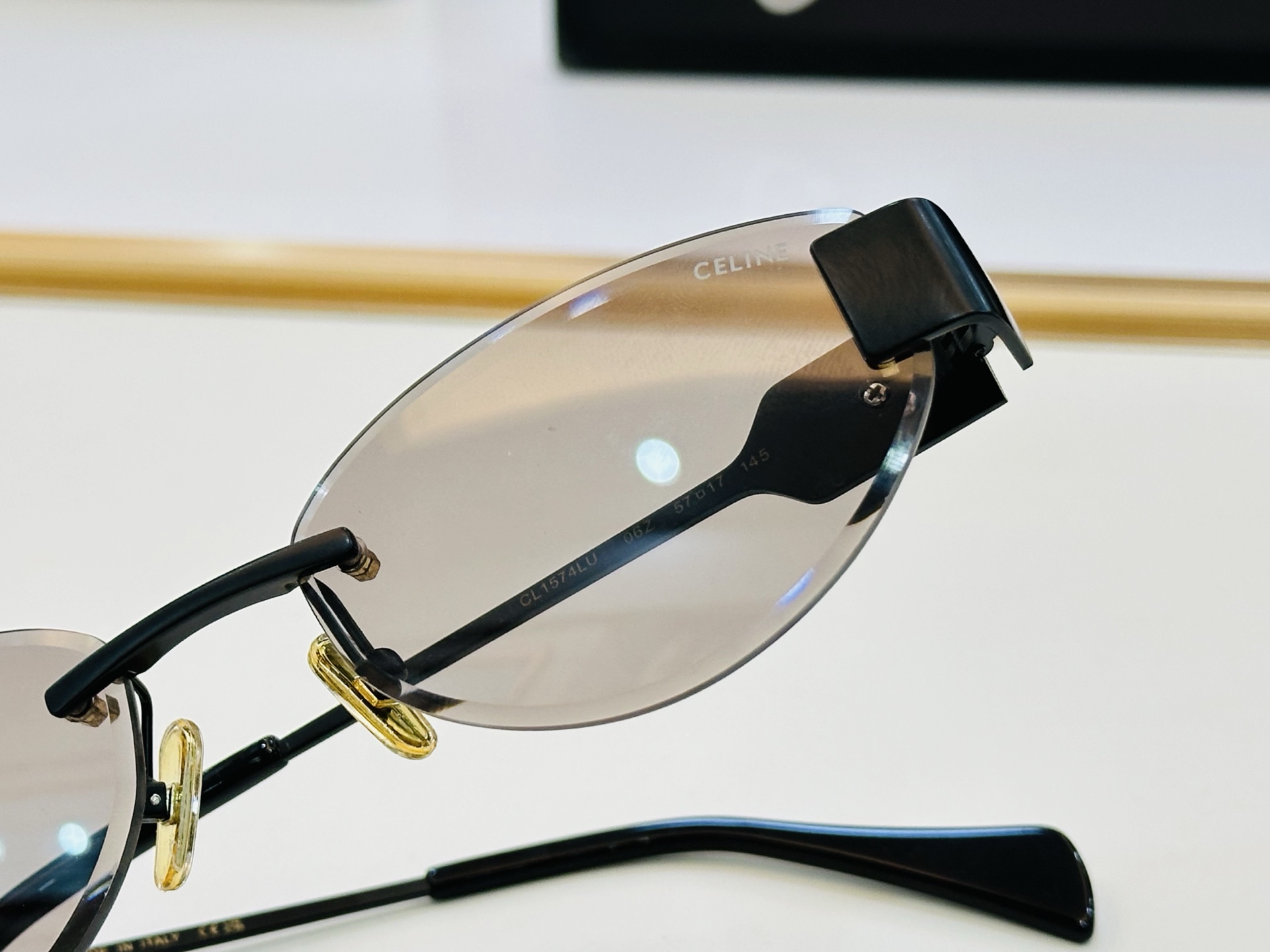 【CELINE】赛琳 CL1574LU Size：57口17-145 一直热销的款式 欧美风 光泽度好 