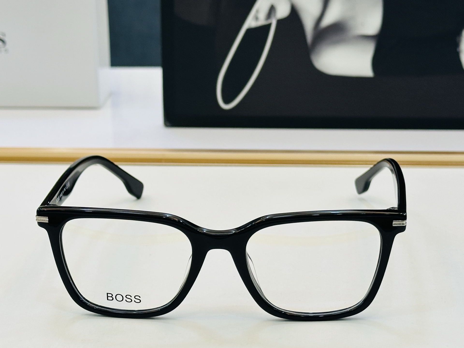 🆕 BOSS 1541 Size：52口19-145   🕶🕶💋💋👣👣  不挑脸 🍁经典不过时框型 L品