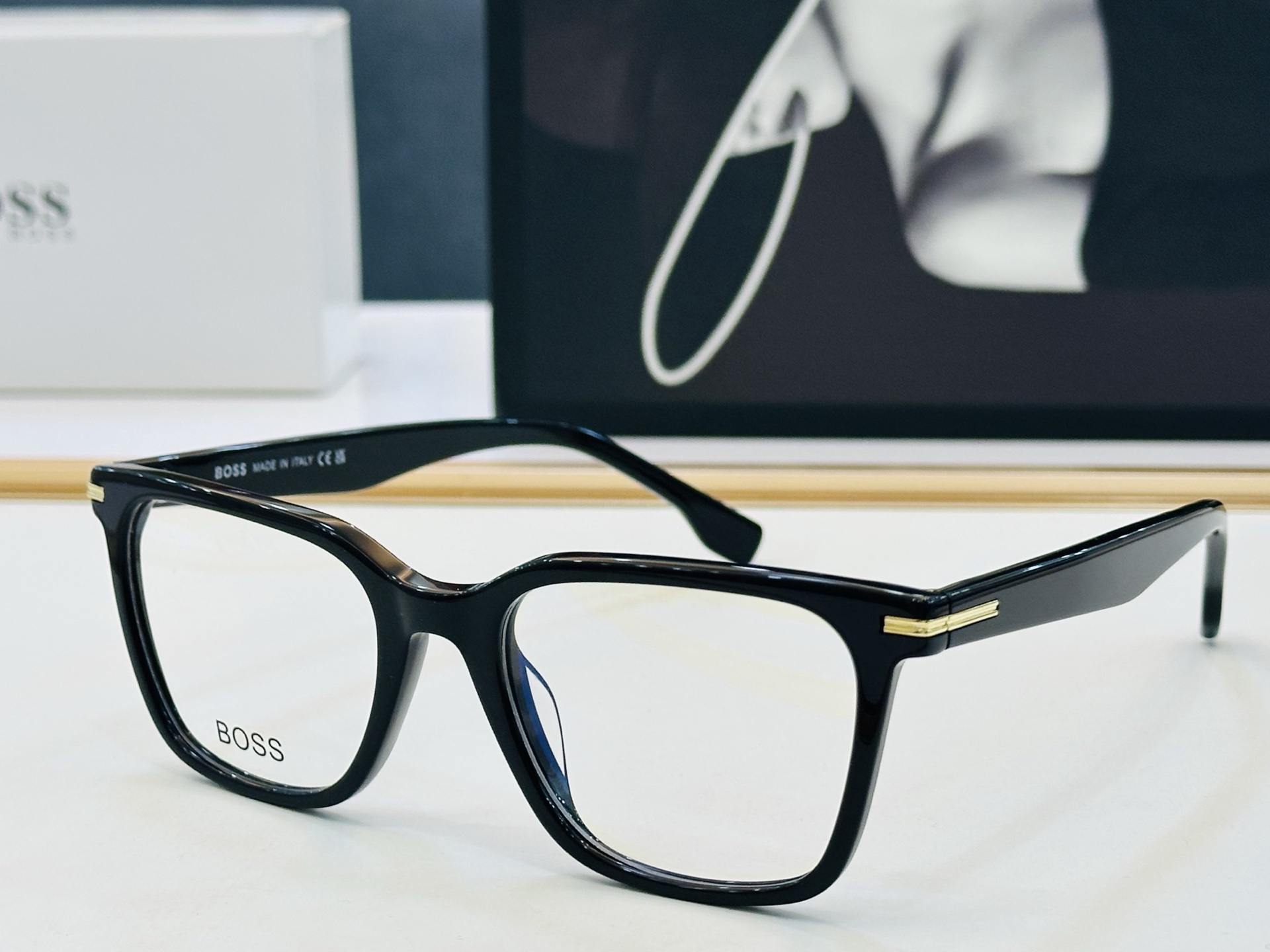 🆕 BOSS 1541 Size：52口19-145   🕶🕶💋💋👣👣  不挑脸 🍁经典不过时框型 L品