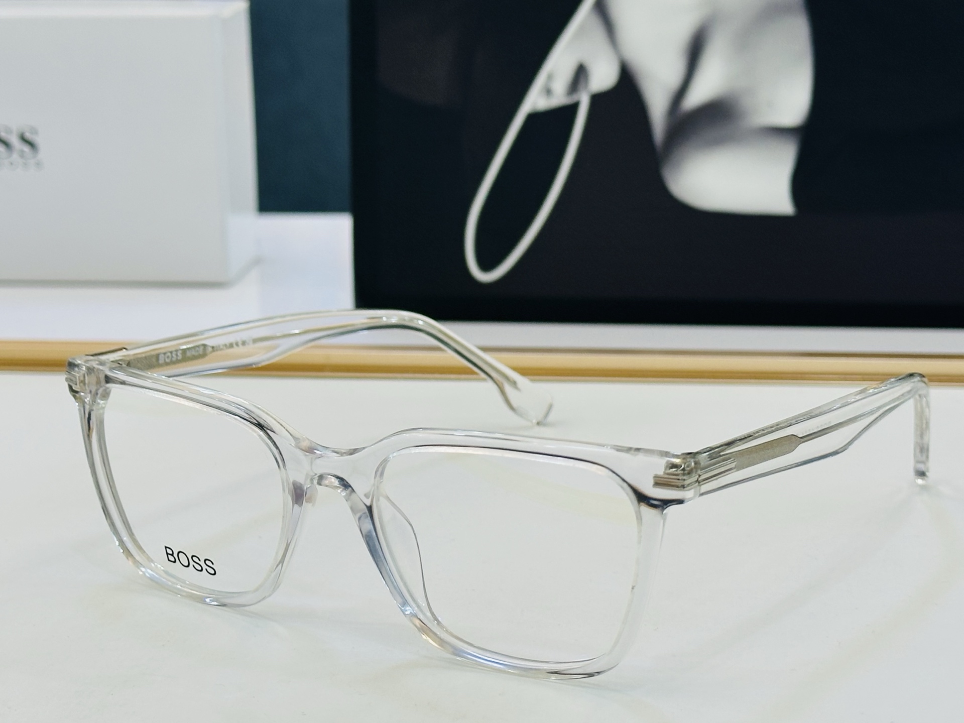 🆕 BOSS 1541 Size：52口19-145   🕶🕶💋💋👣👣  不挑脸 🍁经典不过时框型 L品