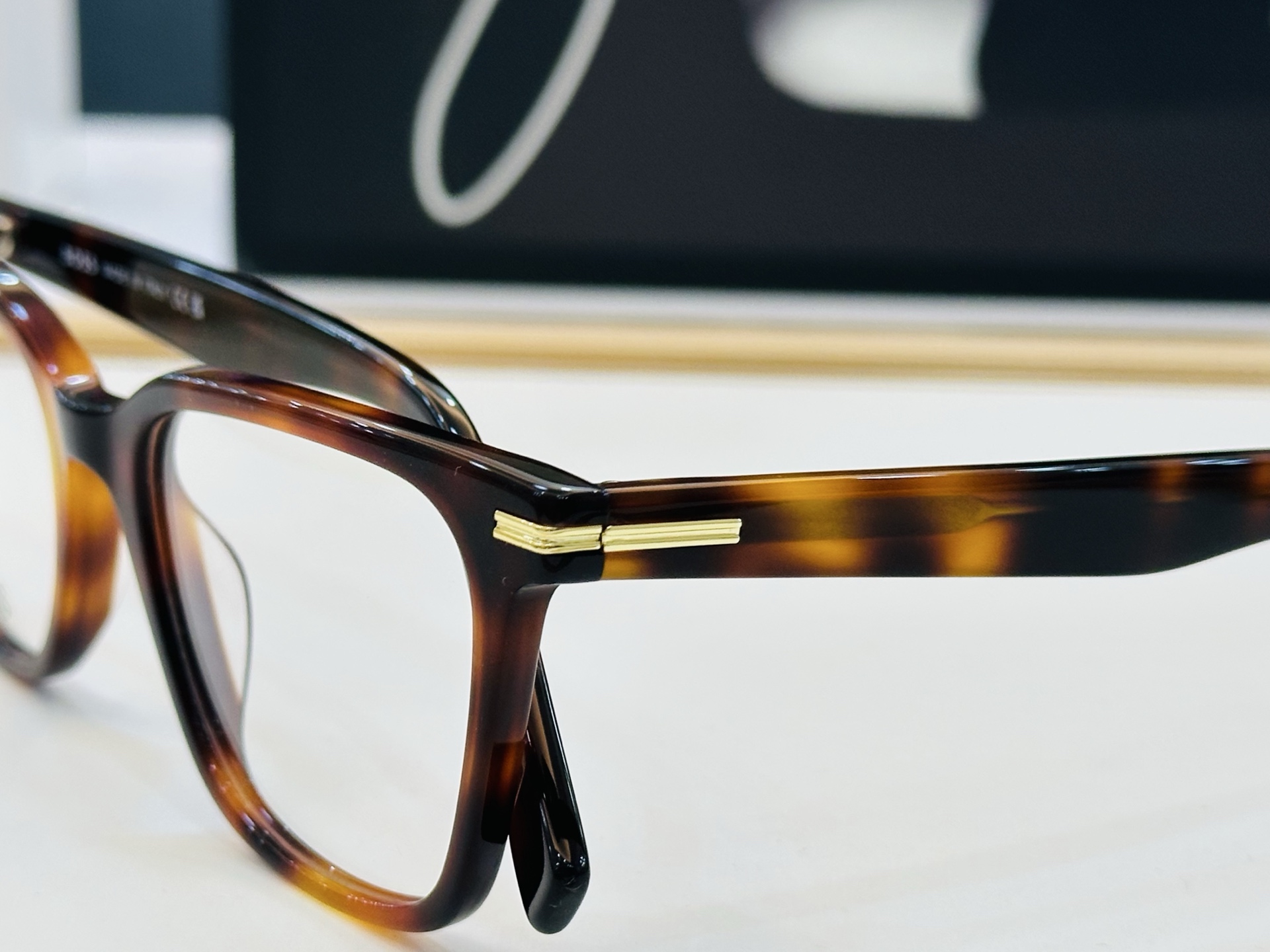 🆕 BOSS 1541 Size：52口19-145   🕶🕶💋💋👣👣  不挑脸 🍁经典不过时框型 L品