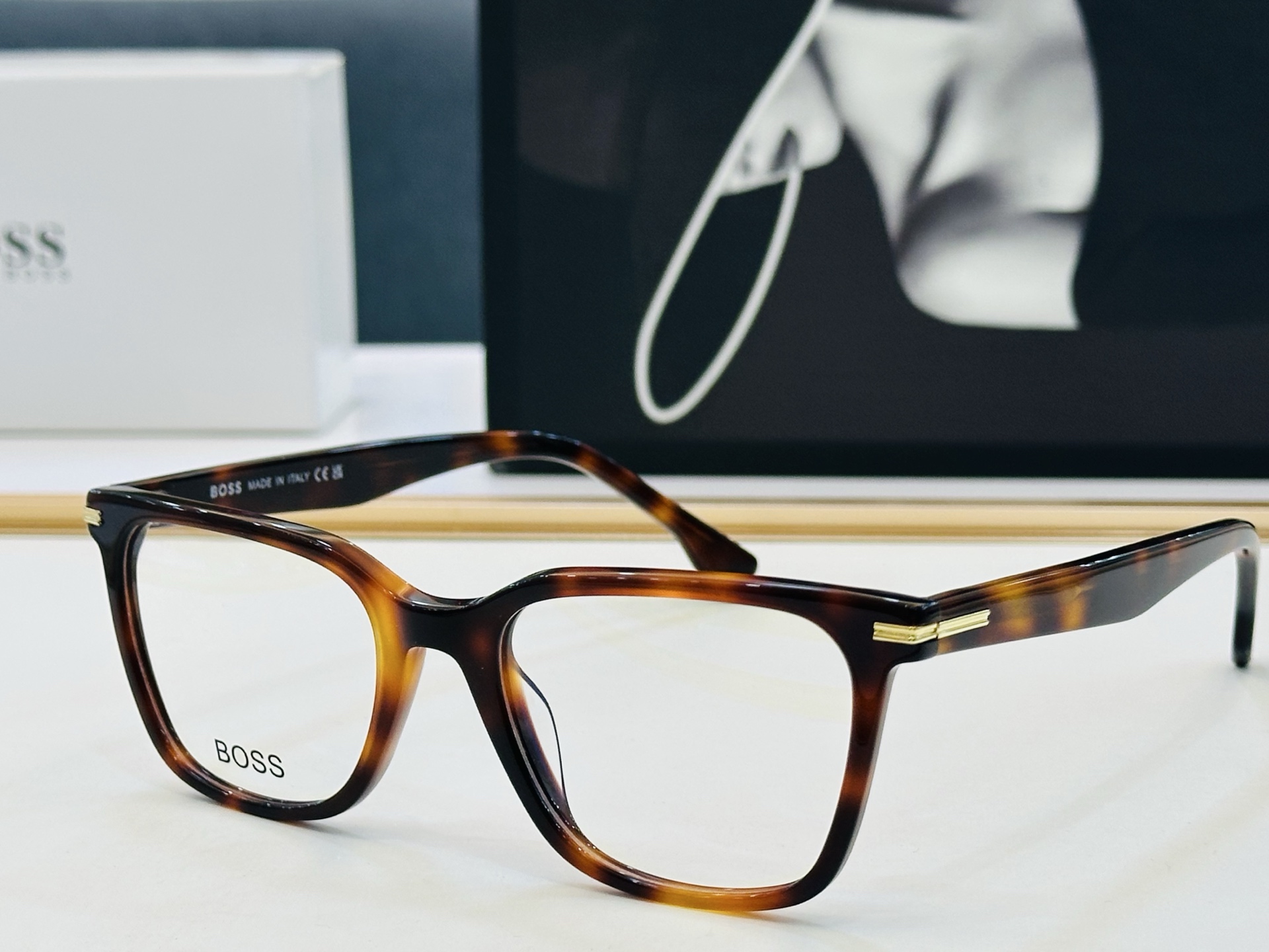 🆕 BOSS 1541 Size：52口19-145   🕶🕶💋💋👣👣  不挑脸 🍁经典不过时框型 L品