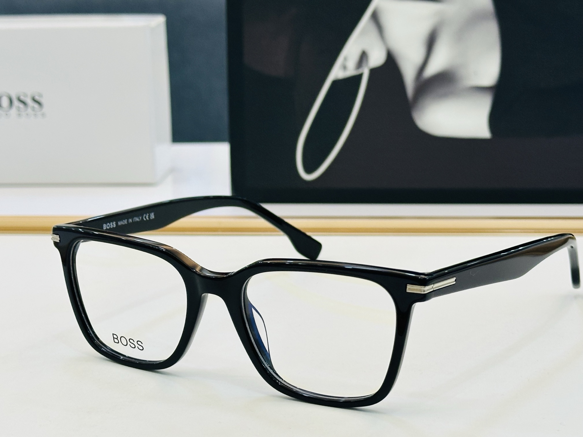 🆕 BOSS 1541 Size：52口19-145   🕶🕶💋💋👣👣  不挑脸 🍁经典不过时框型 L品