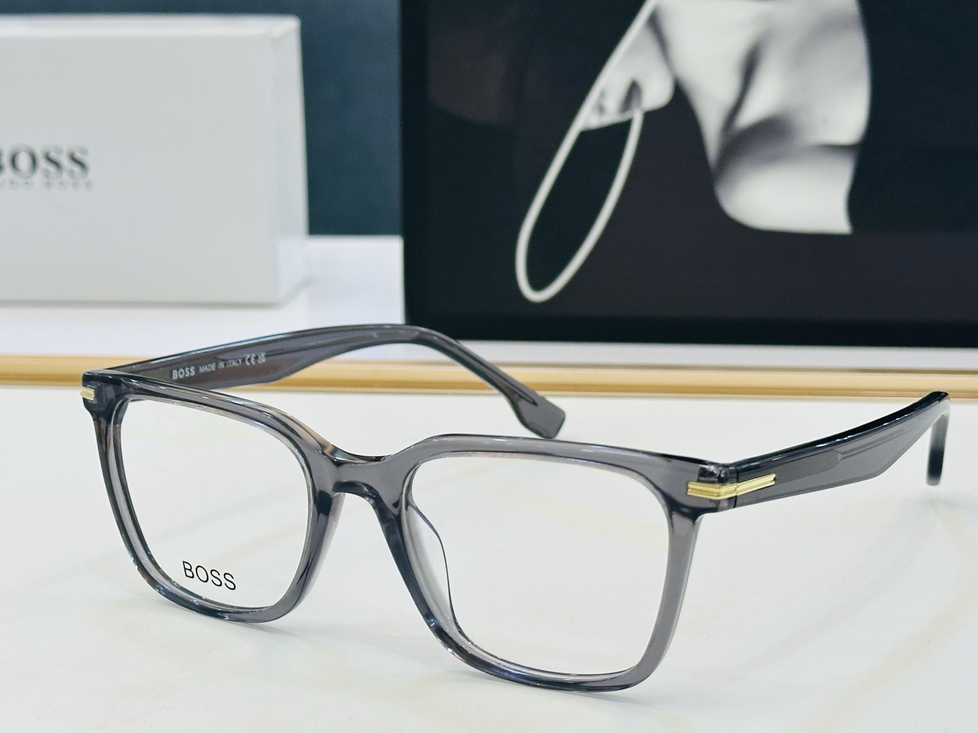🆕 BOSS 1541 Size：52口19-145   🕶🕶💋💋👣👣  不挑脸 🍁经典不过时框型 L品