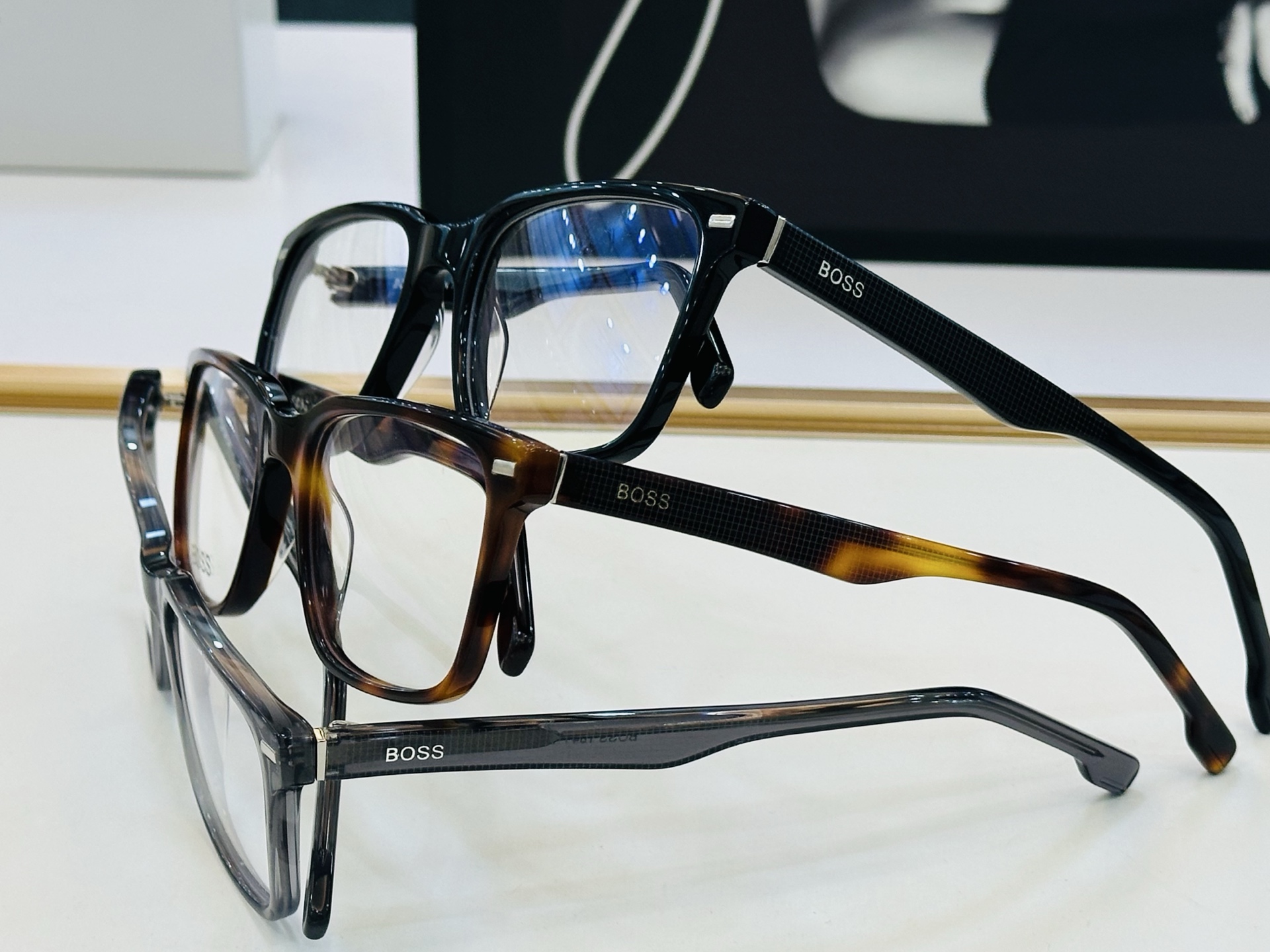🆕 BOSS 1841 Size：53口19-145   🕶🕶💋💋👣👣  不挑脸 🍁经典不过时框型 L品