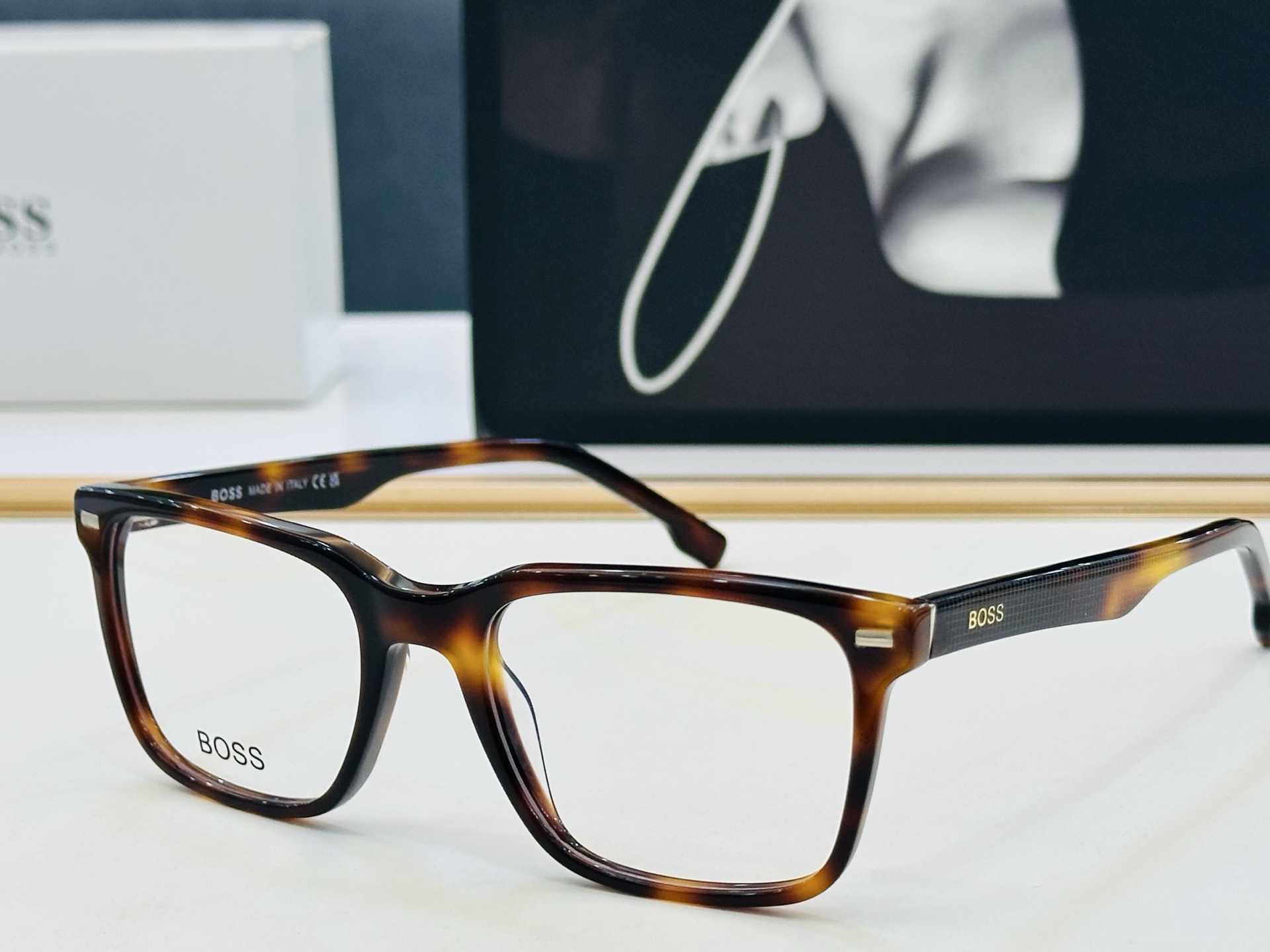 🆕 BOSS 1841 Size：53口19-145   🕶🕶💋💋👣👣  不挑脸 🍁经典不过时框型 L品