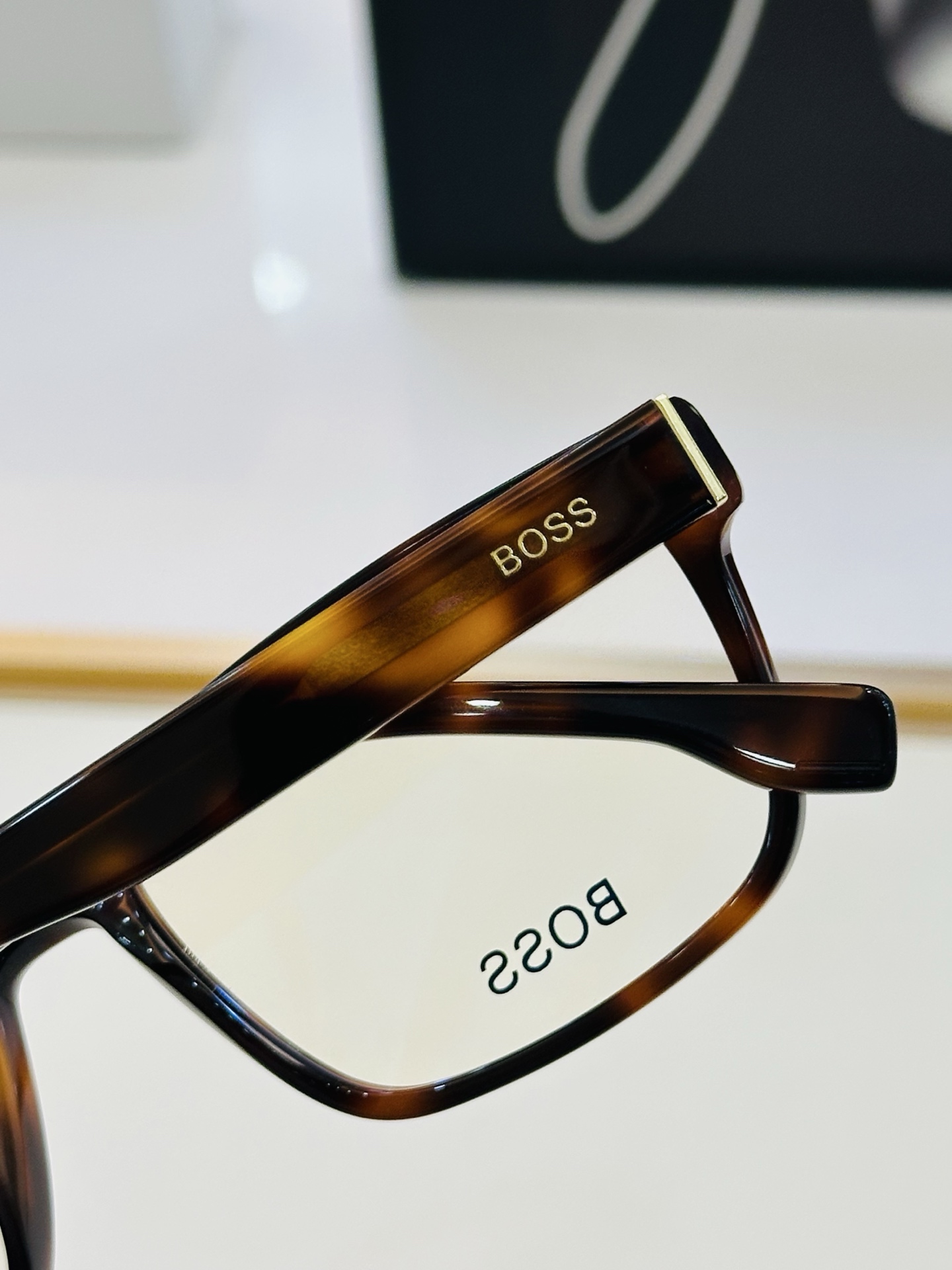 🆕 BOSS 1762 Size：56口17-145   🕶🕶💋💋👣👣  不挑脸 🍁经典不过时框型 L品