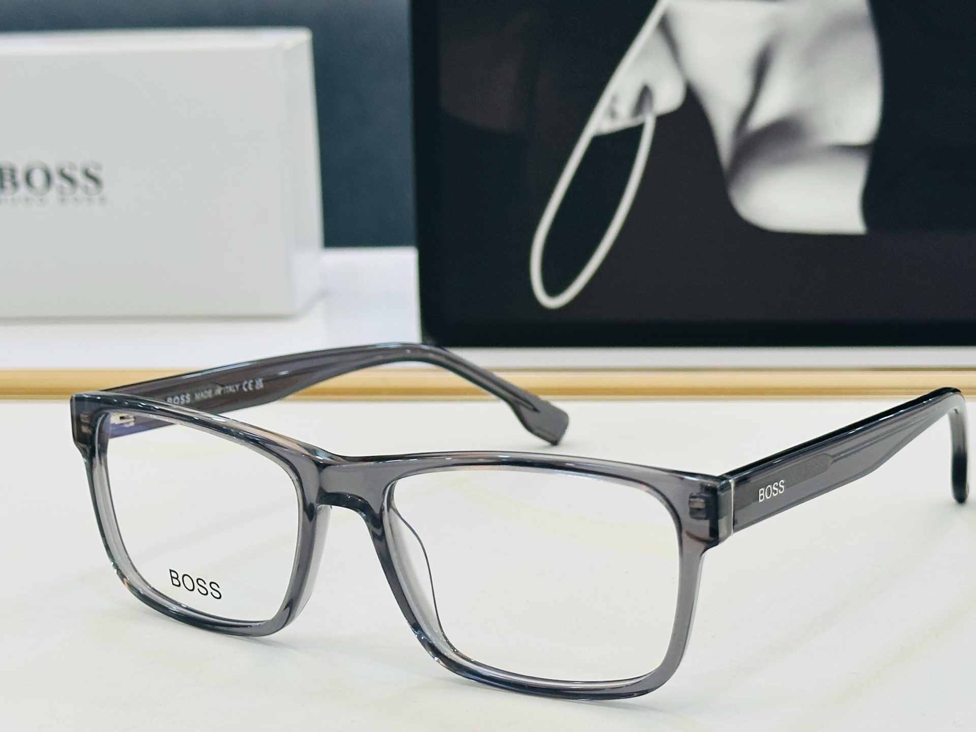 🆕 BOSS 1762 Size：56口17-145   🕶🕶💋💋👣👣  不挑脸 🍁经典不过时框型 L品