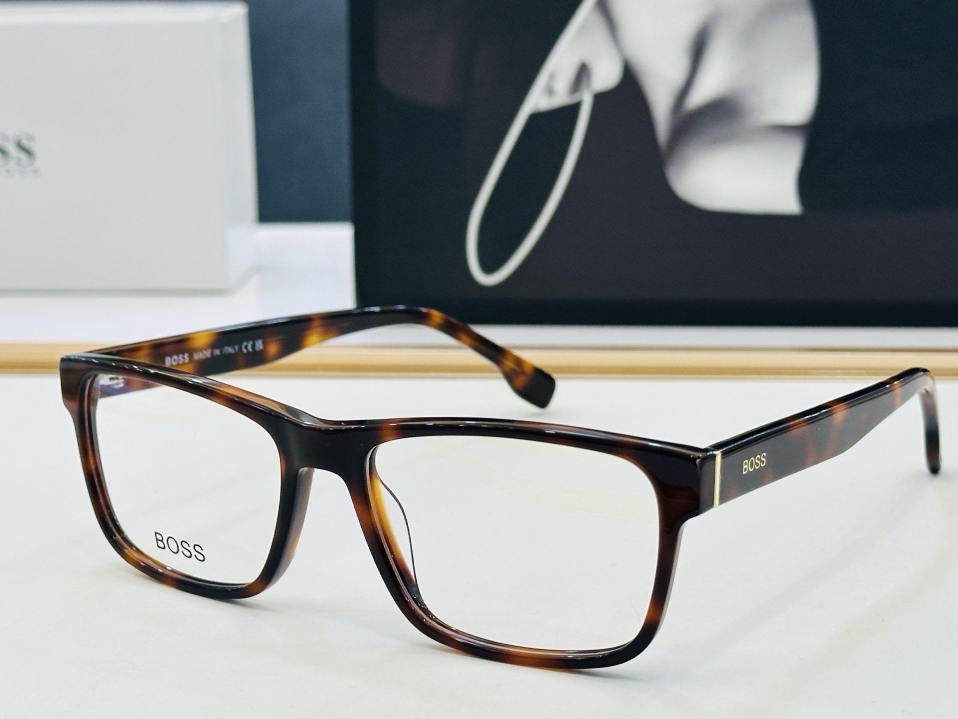🆕 BOSS 1762 Size：56口17-145   🕶🕶💋💋👣👣  不挑脸 🍁经典不过时框型 L品
